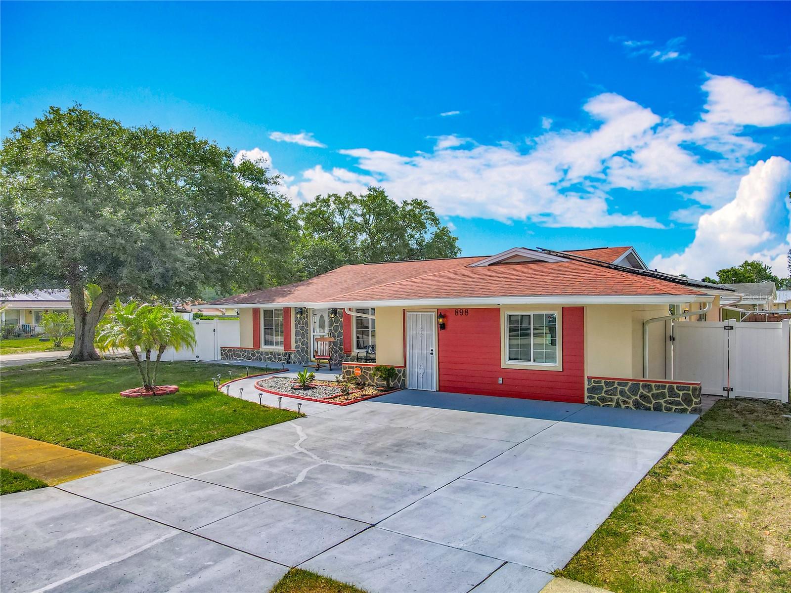 Image 4 of 72 For 898 Hendry Drive