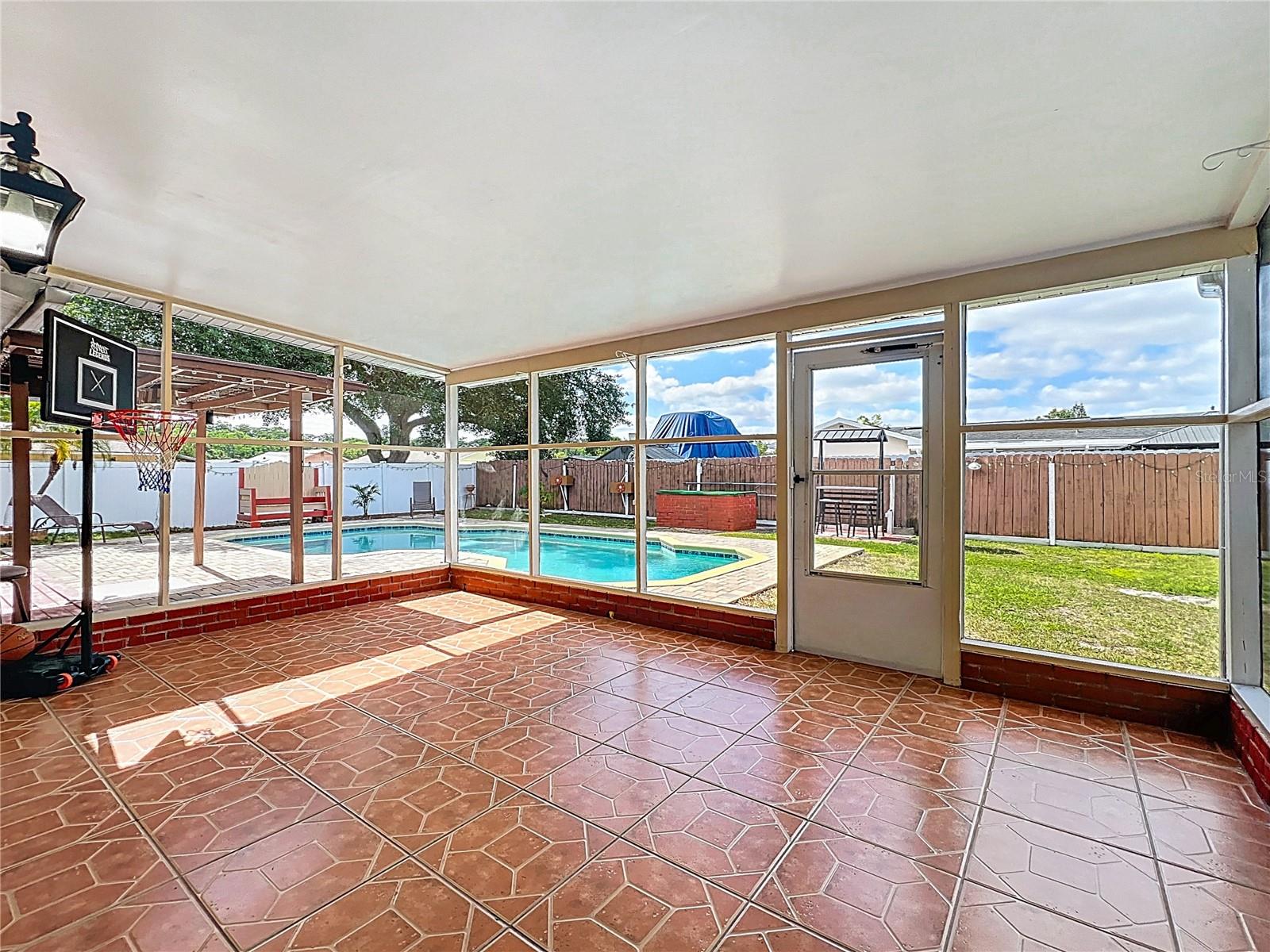 Image 41 of 72 For 898 Hendry Drive