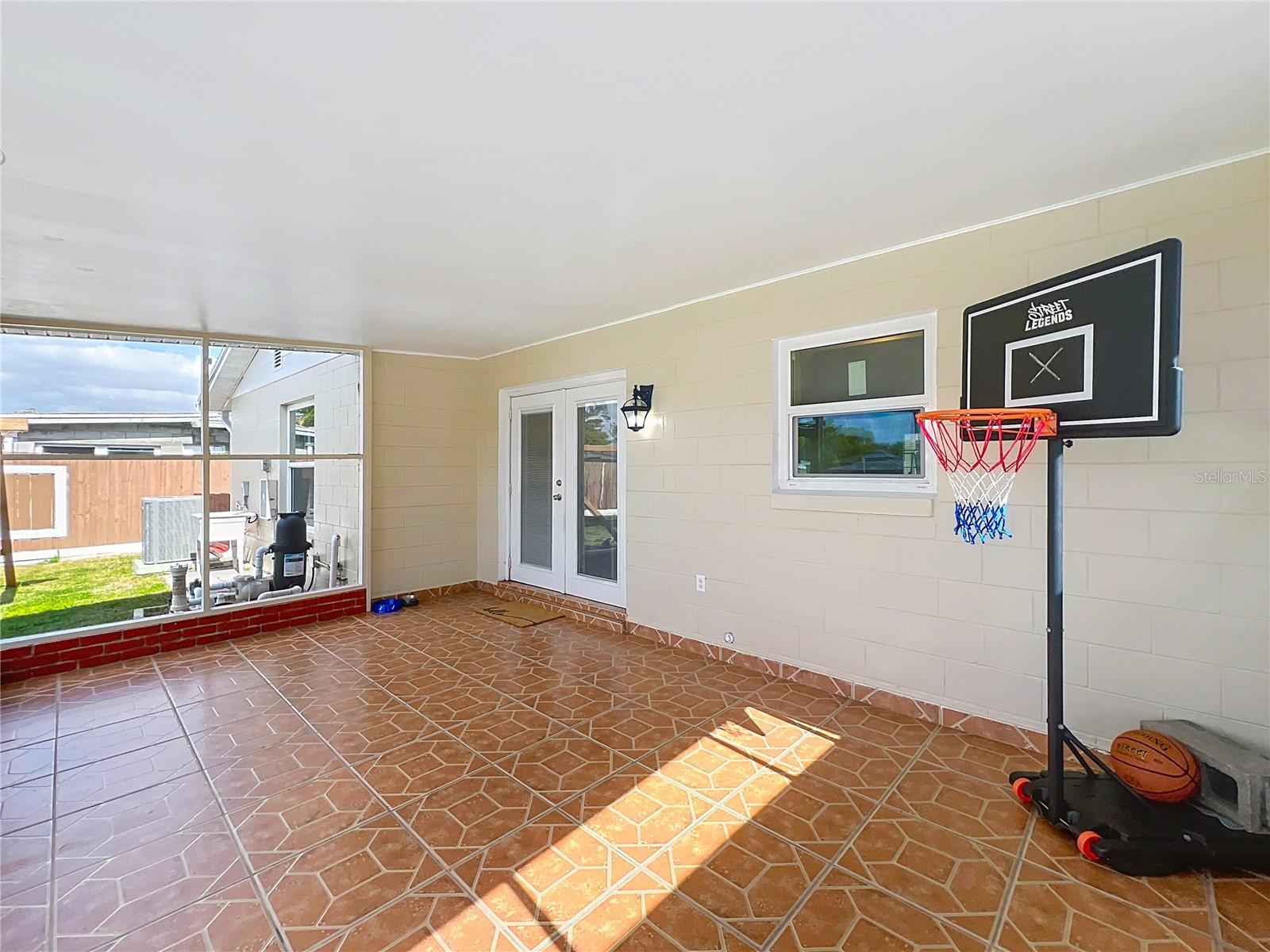 Image 43 of 72 For 898 Hendry Drive
