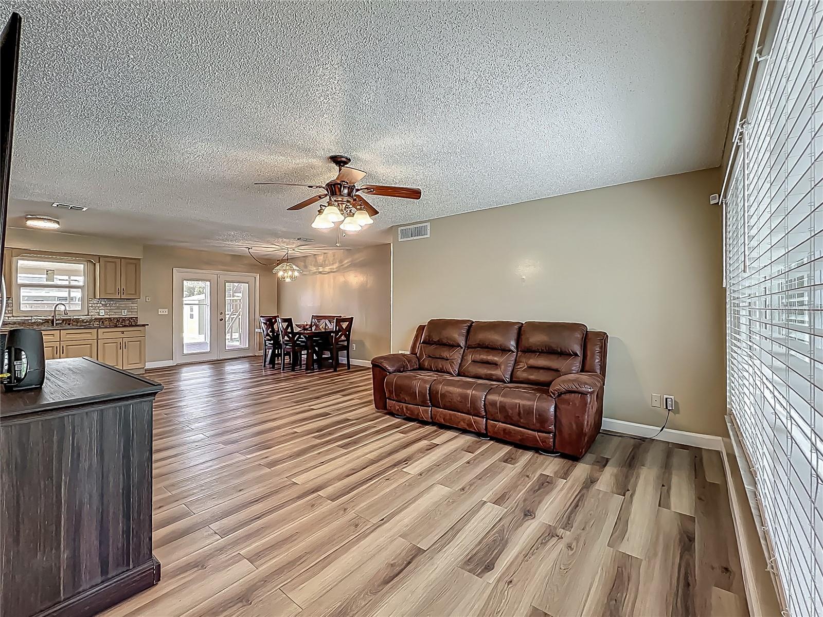 Image 6 of 72 For 898 Hendry Drive