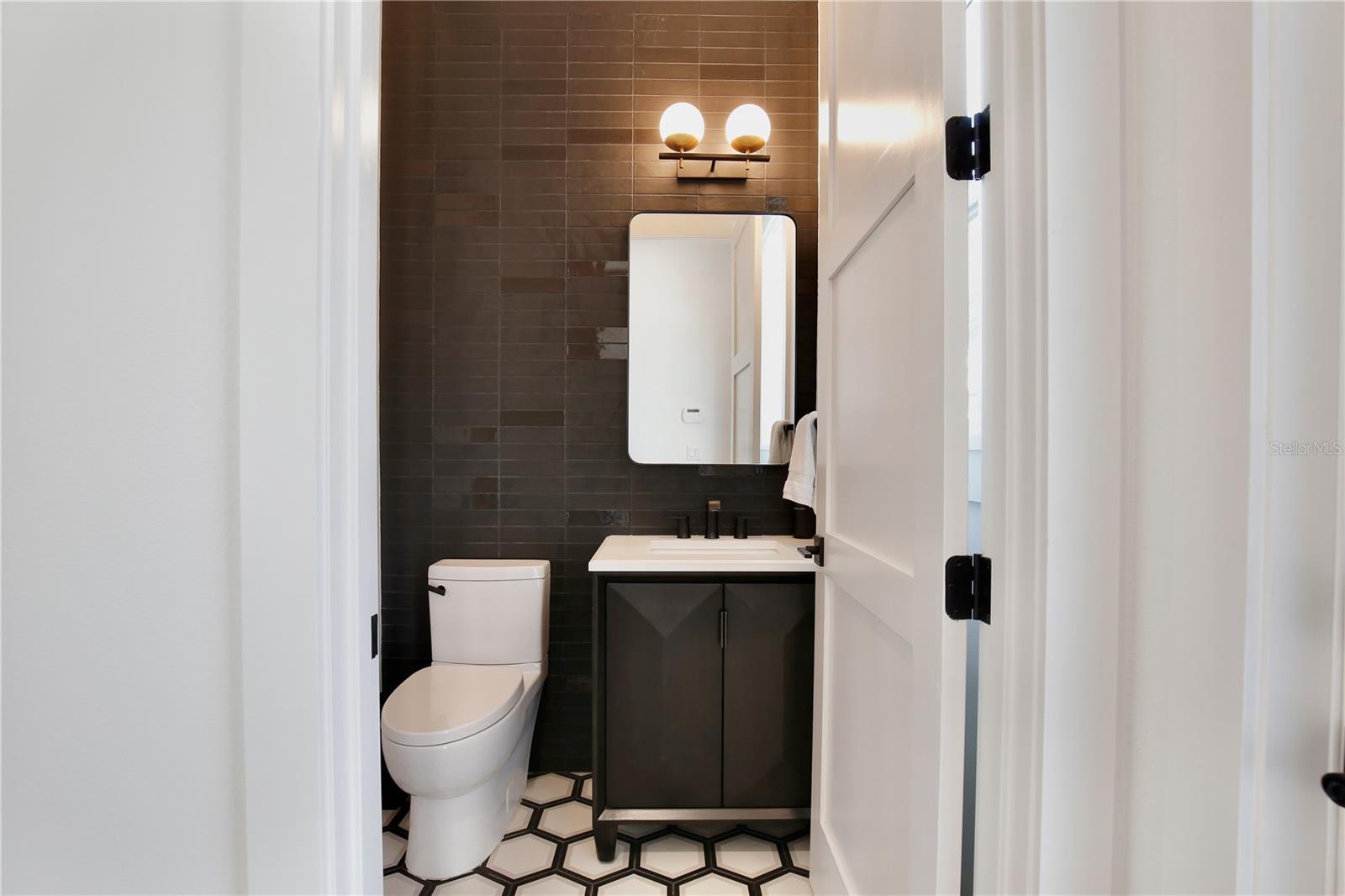 Image 21 of 65 For 833 Dartmouth Street