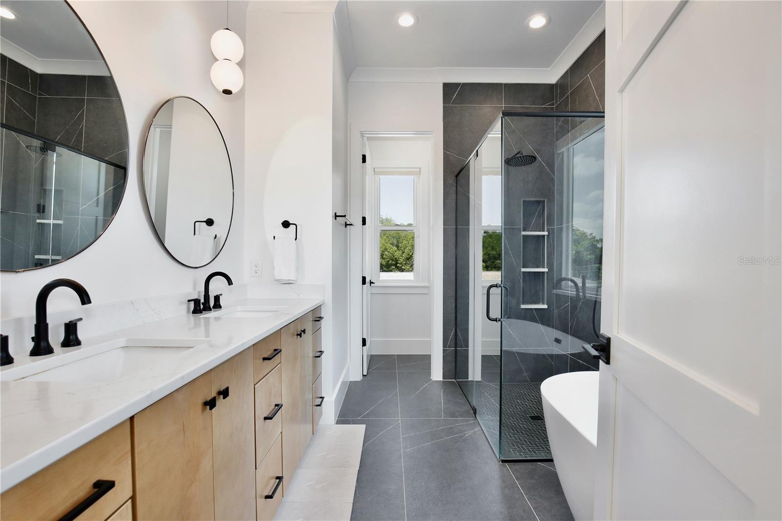 Image 31 of 65 For 833 Dartmouth Street