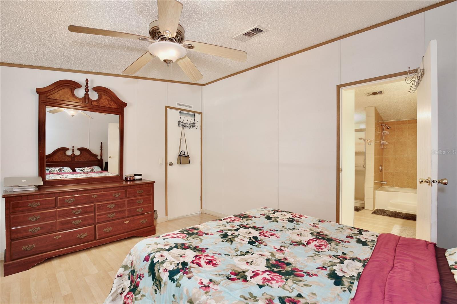 Image 15 of 51 For 18240 Lynbrook Road