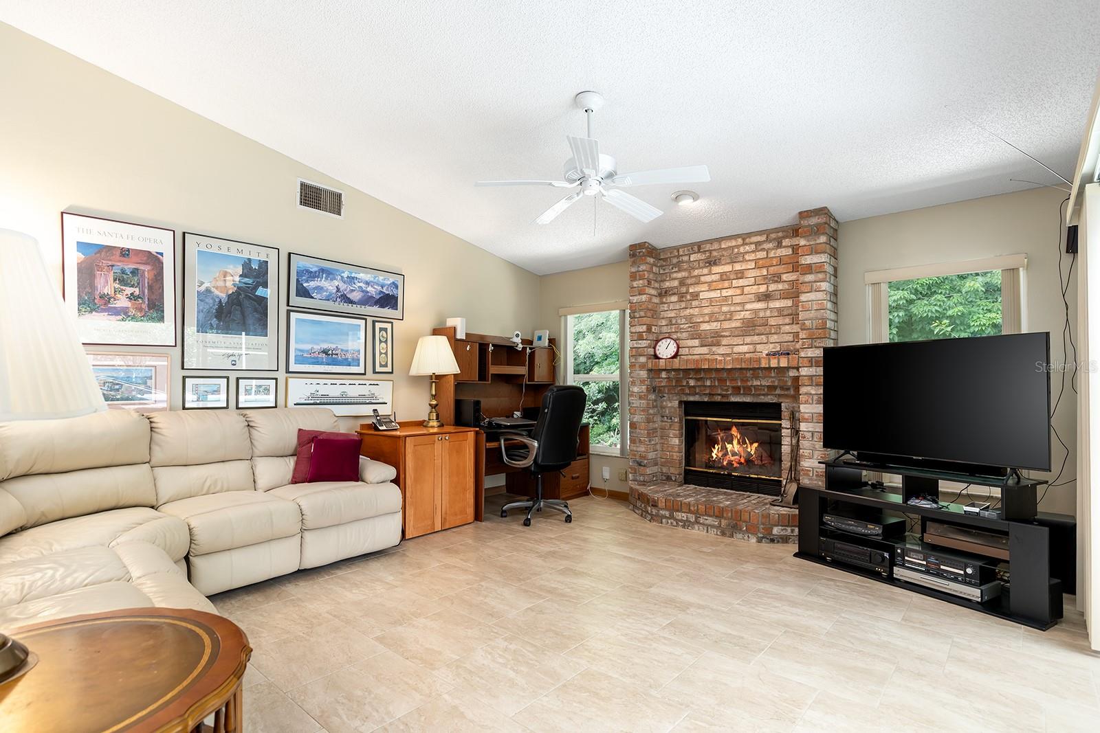 Image 18 of 48 For 812 Silverwood Drive