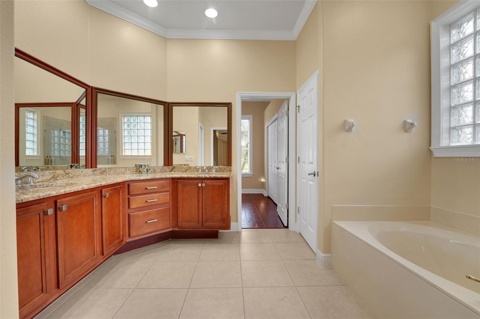Image 18 of 51 For 914 Sweetgum Valley Place
