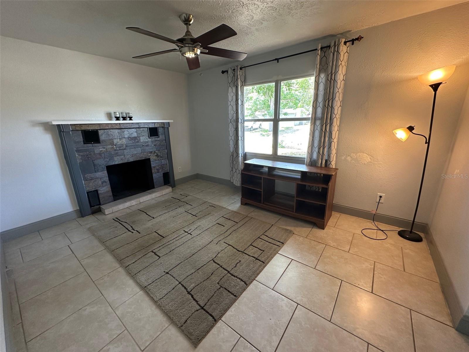 Image 2 of 13 For 890 Emerald Drive