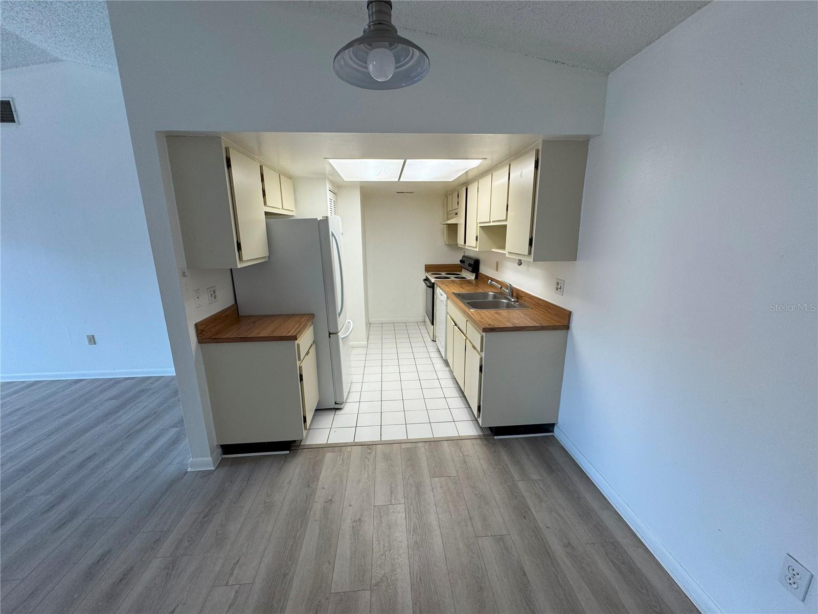 Image 5 of 15 For 5047 Vineland Road 5047