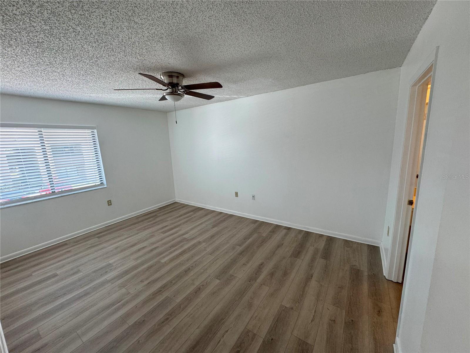 Image 6 of 15 For 5047 Vineland Road 5047