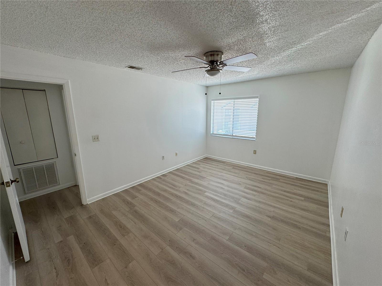 Image 7 of 15 For 5047 Vineland Road 5047