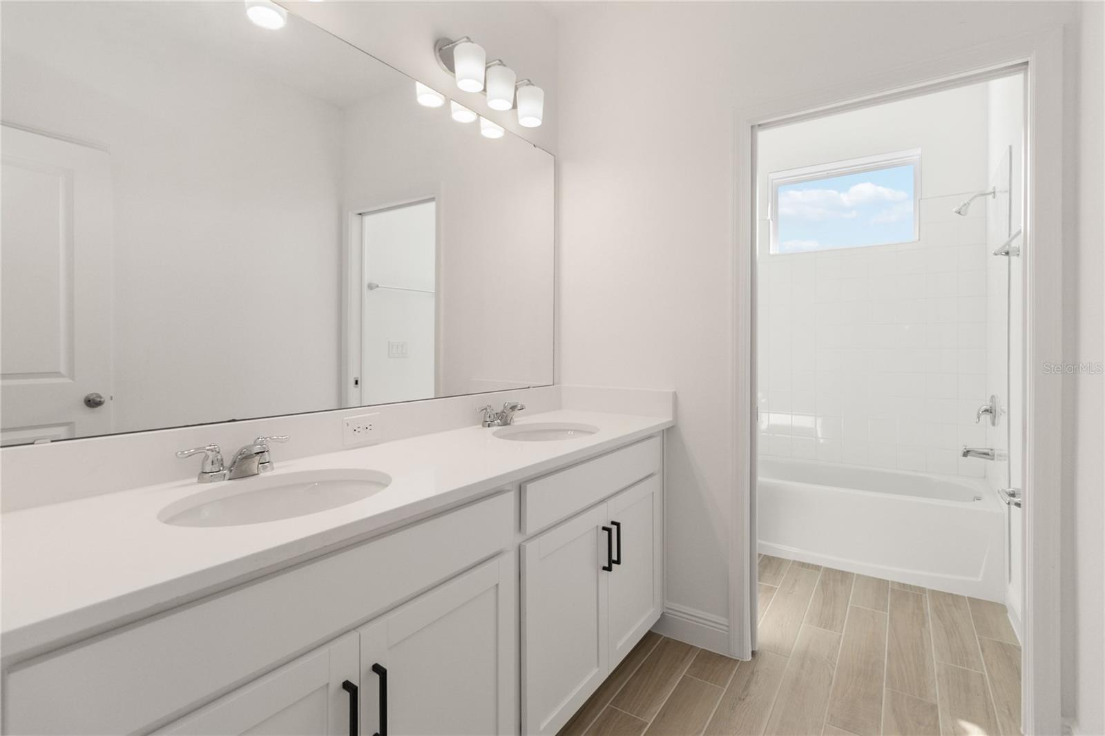 Image 21 of 32 For 14797 Milfoil Avenue