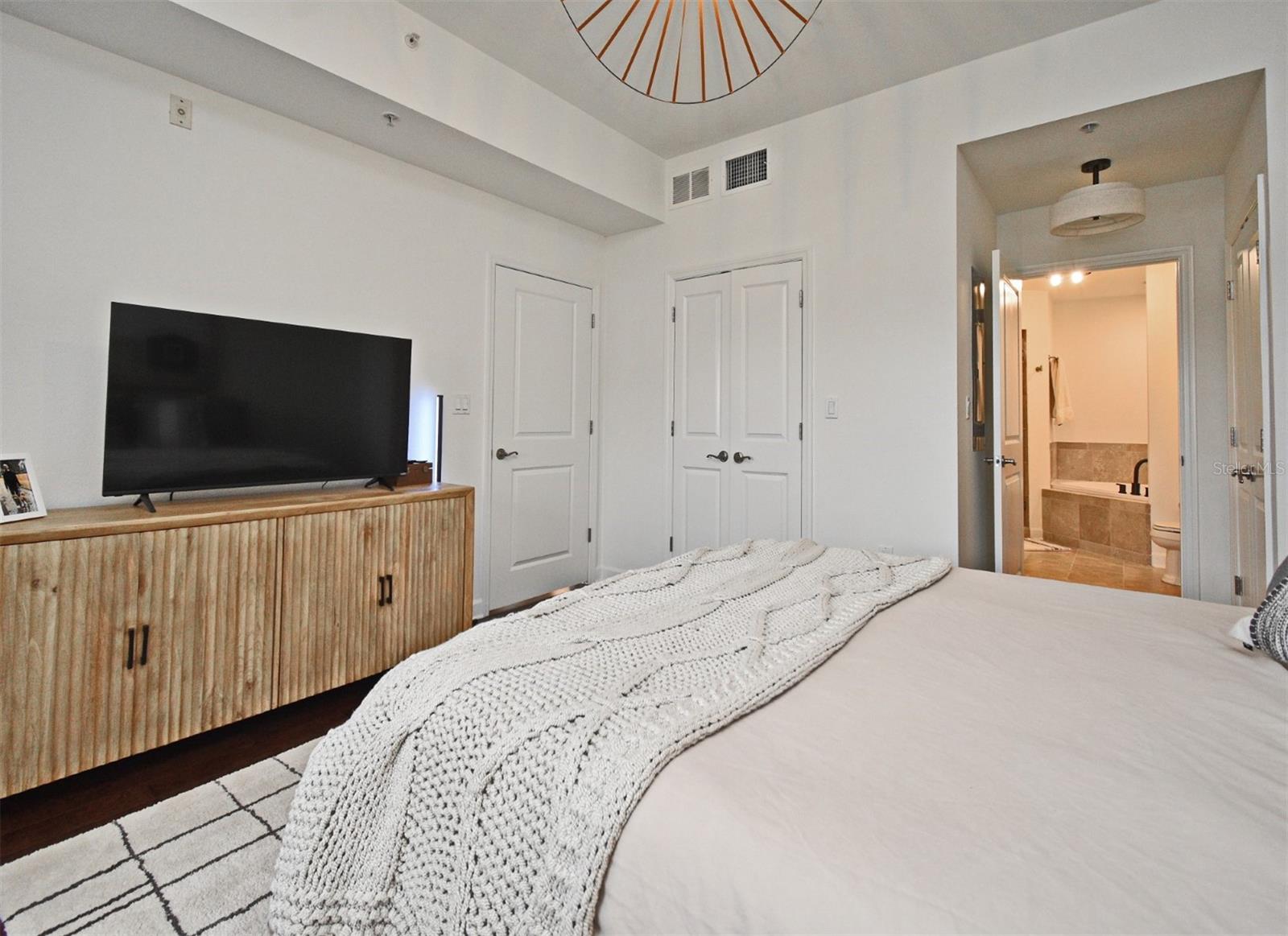 Image 16 of 29 For 2305 Edgewater Drive 1604