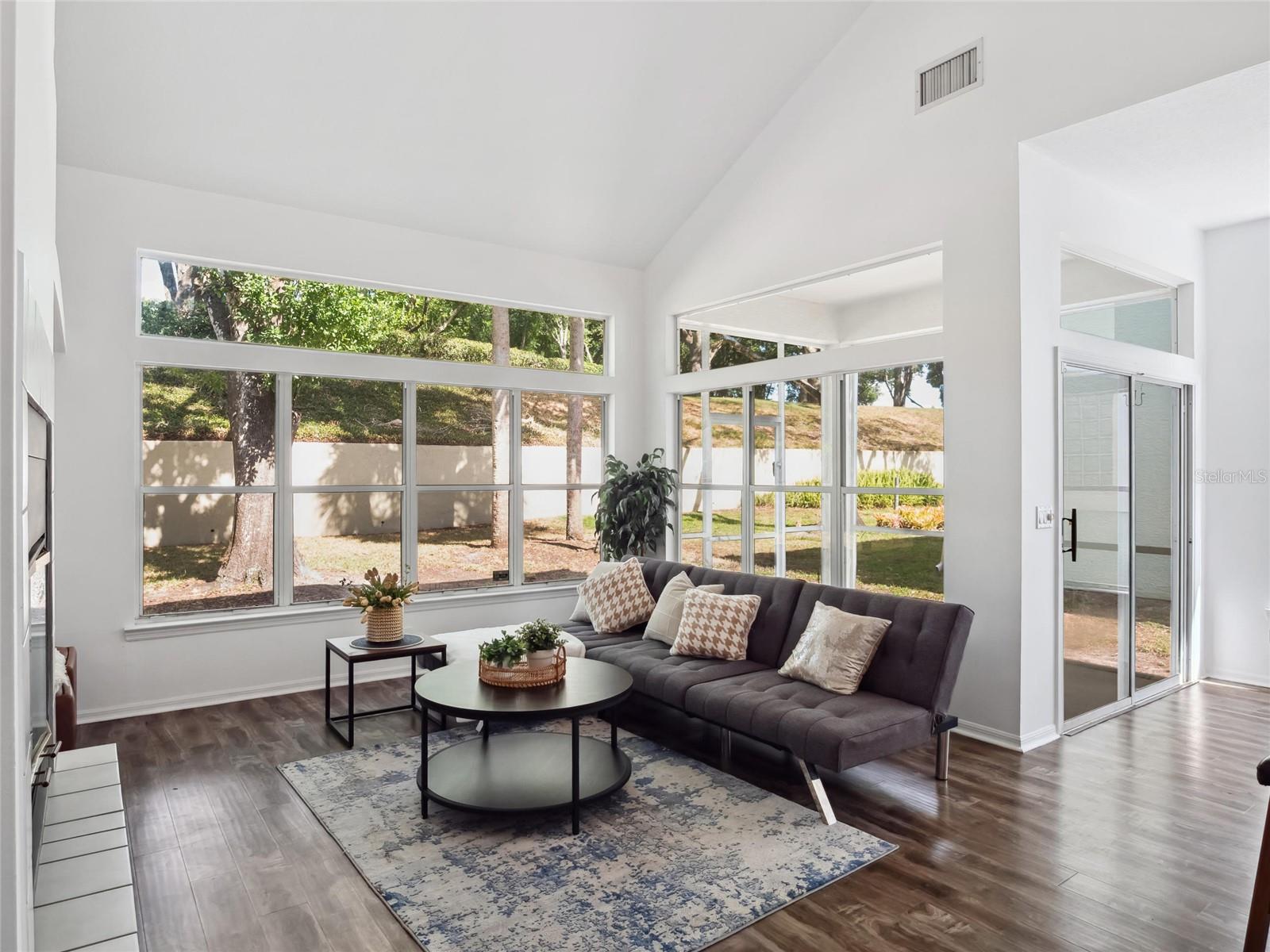 Image 17 of 40 For 220 Wimbledon Circle