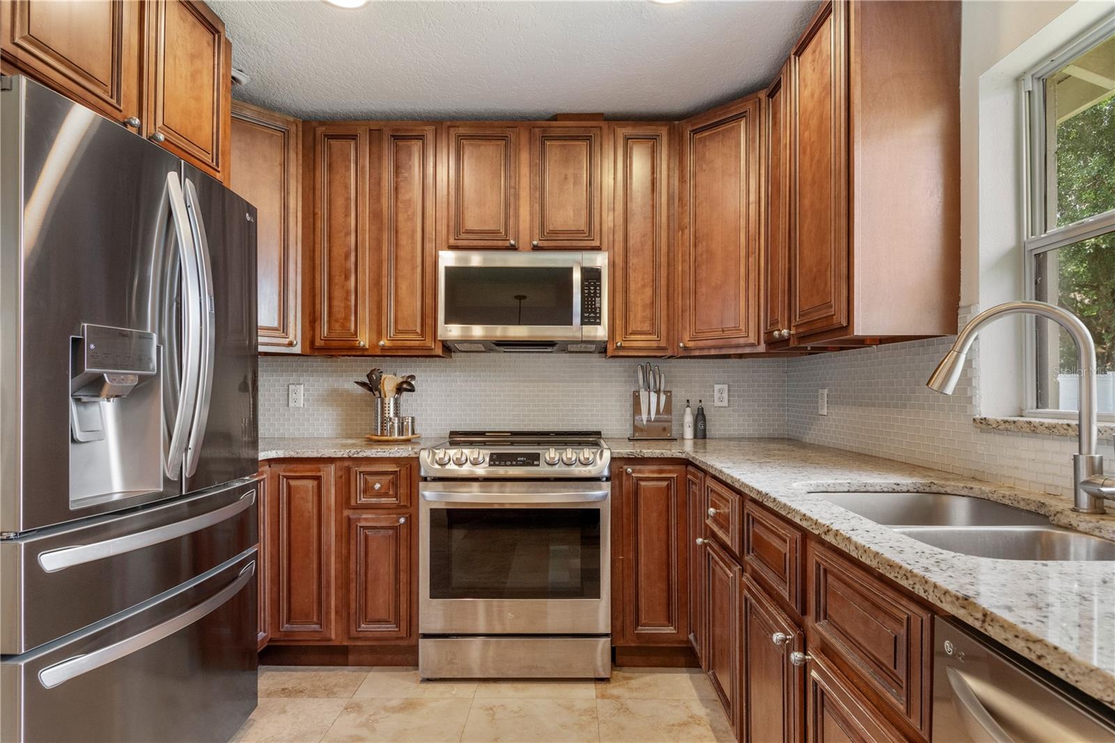 Image 14 of 51 For 417 Carvell Drive