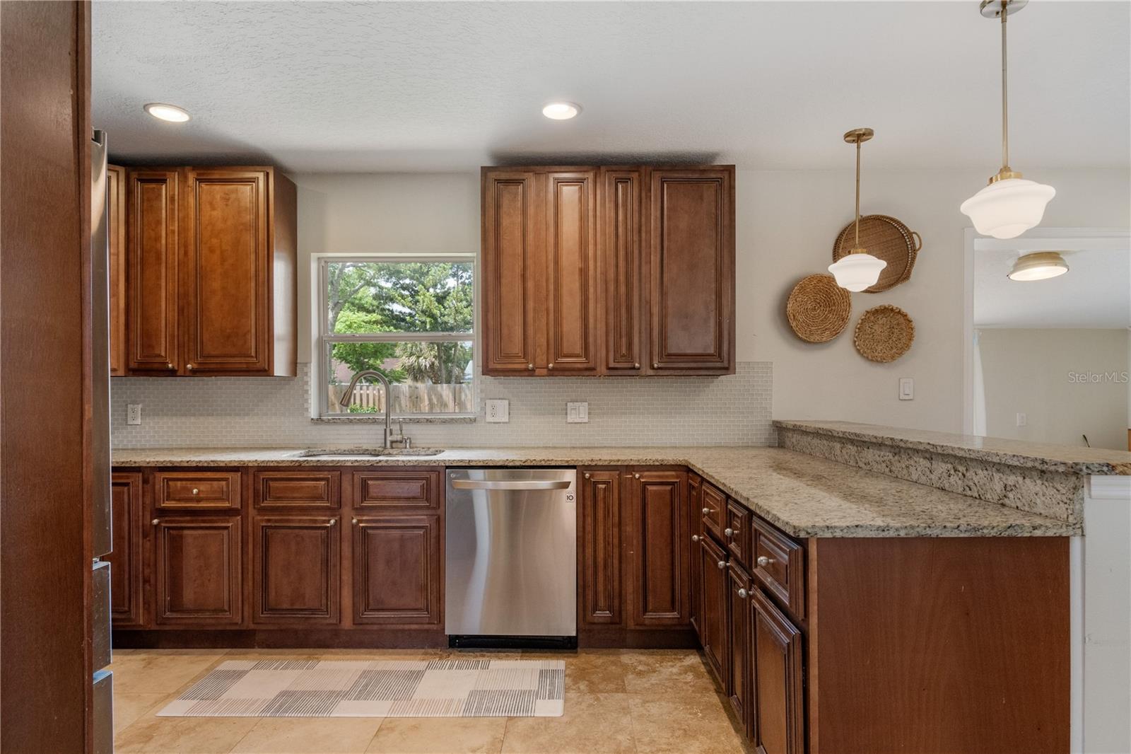 Image 16 of 51 For 417 Carvell Drive