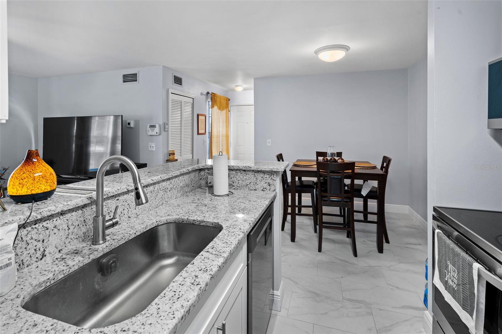 Image 5 of 27 For 6100 Westgate Drive 101