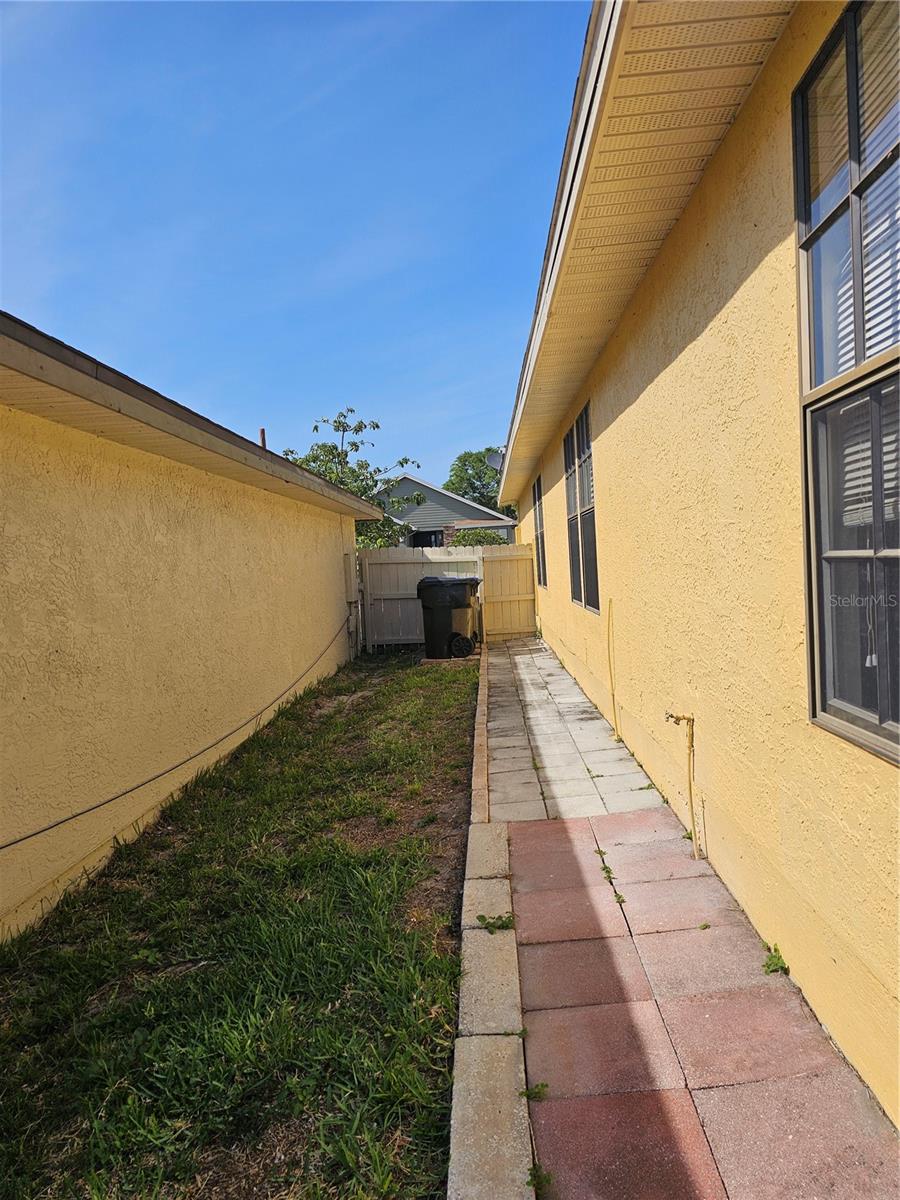Image 18 of 21 For 7228 Spring Villas Circle