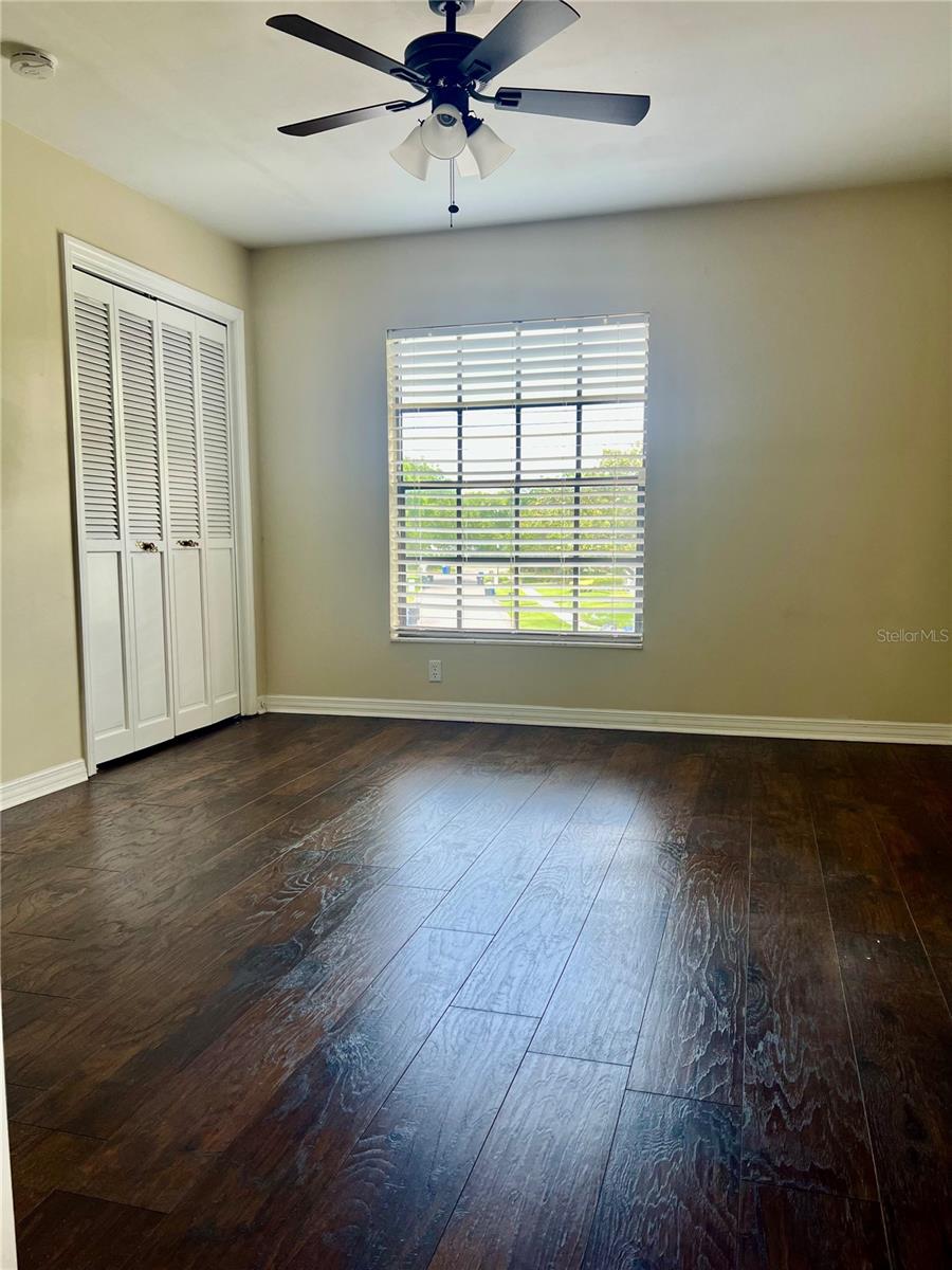 Listing photo id 12 for 3913 Northampton Way