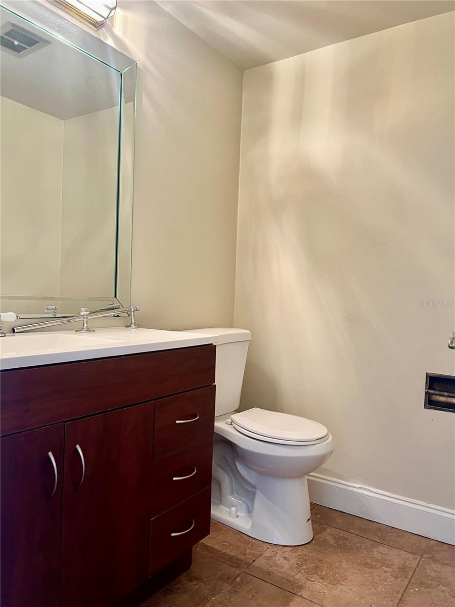 Listing photo id 13 for 3913 Northampton Way