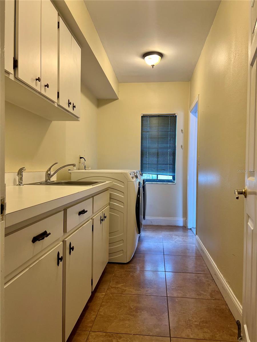 Listing photo id 18 for 3913 Northampton Way