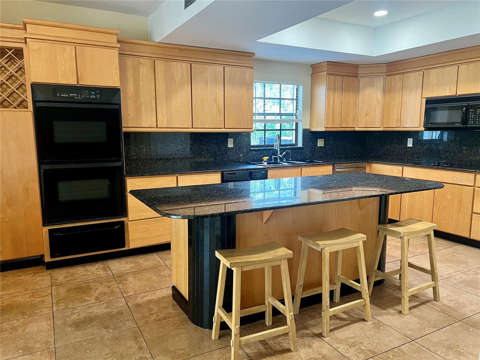 Listing photo id 3 for 3913 Northampton Way