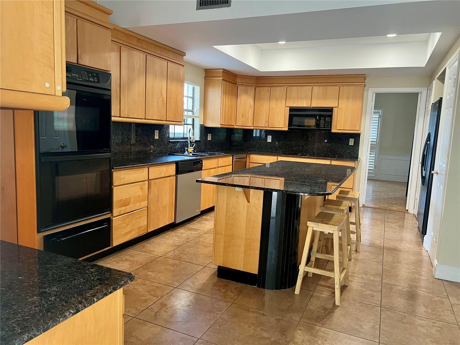 Listing photo id 4 for 3913 Northampton Way