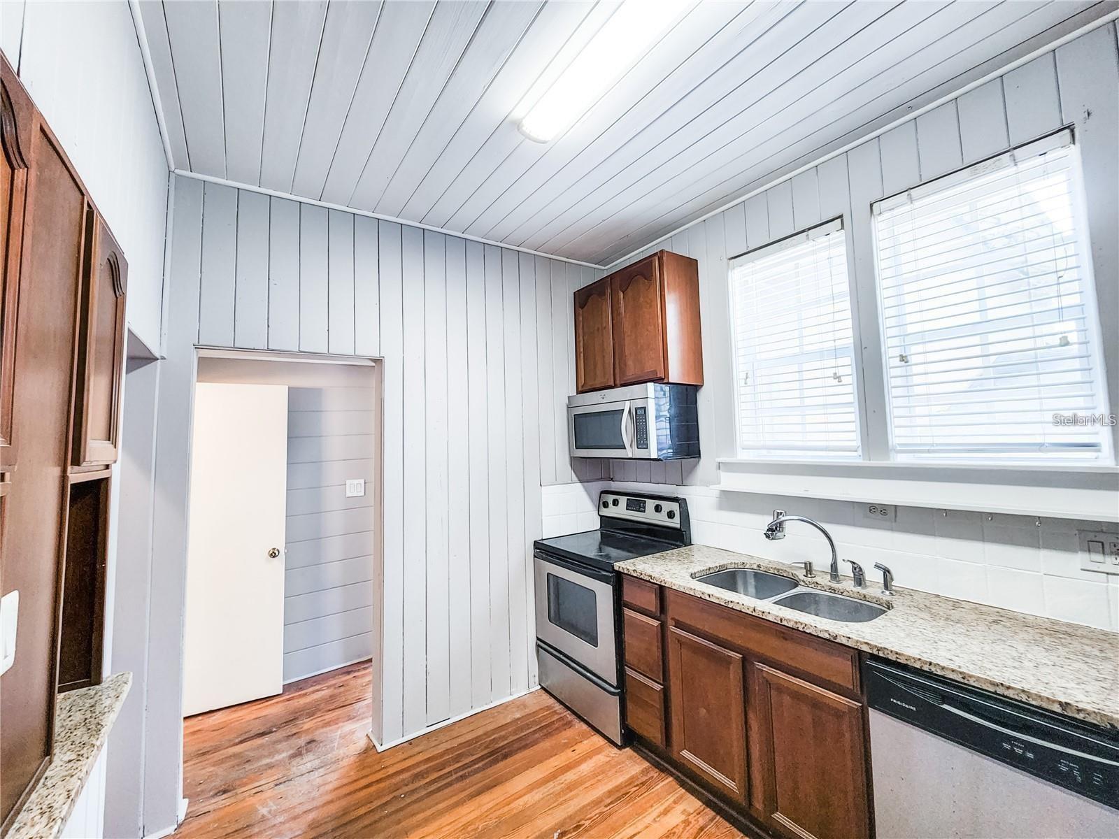 Image 10 of 34 For 825 Kenilworth Terrace
