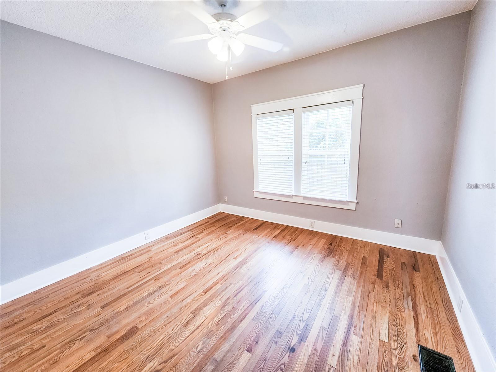 Image 13 of 34 For 825 Kenilworth Terrace