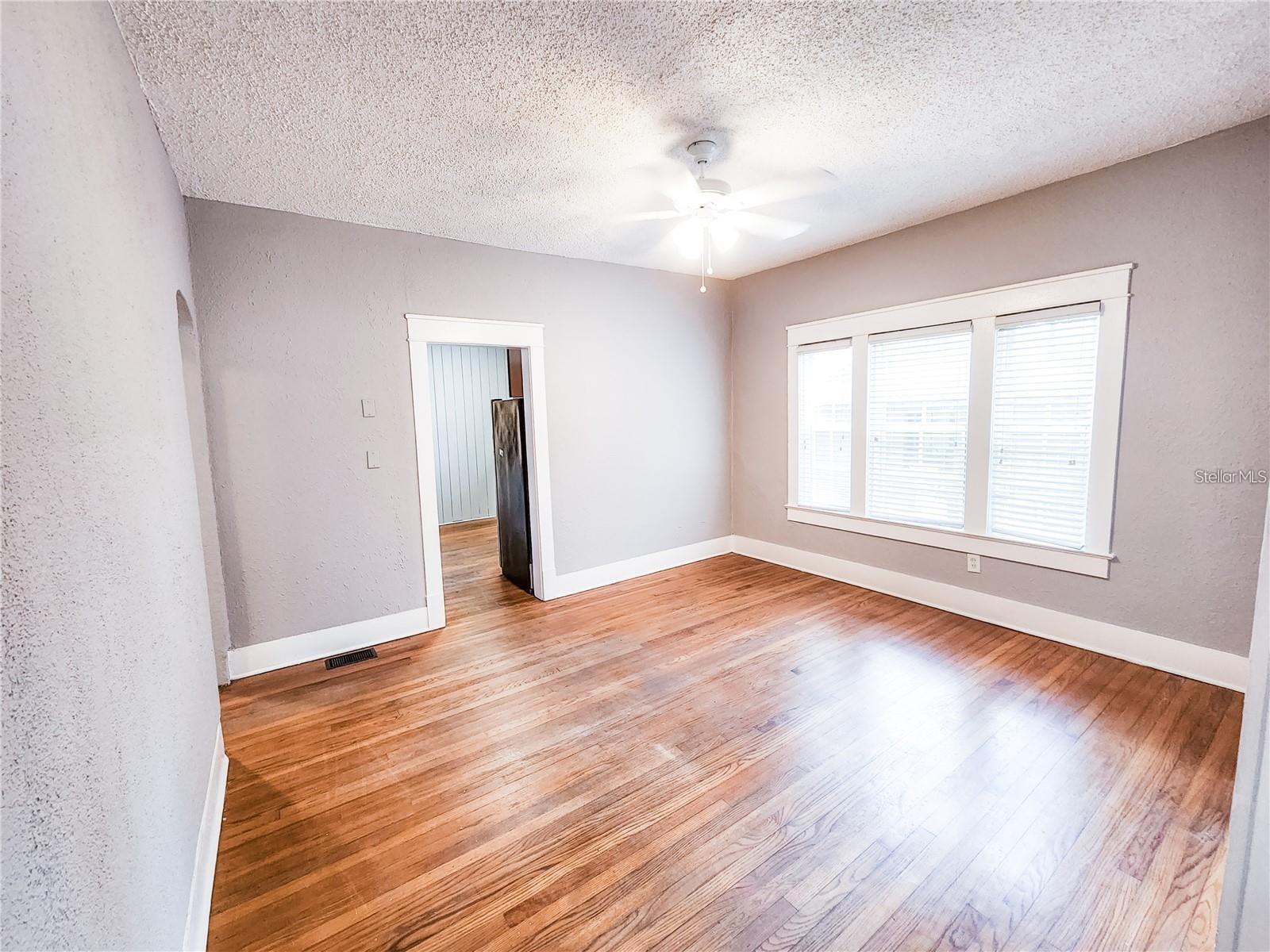 Image 8 of 34 For 825 Kenilworth Terrace
