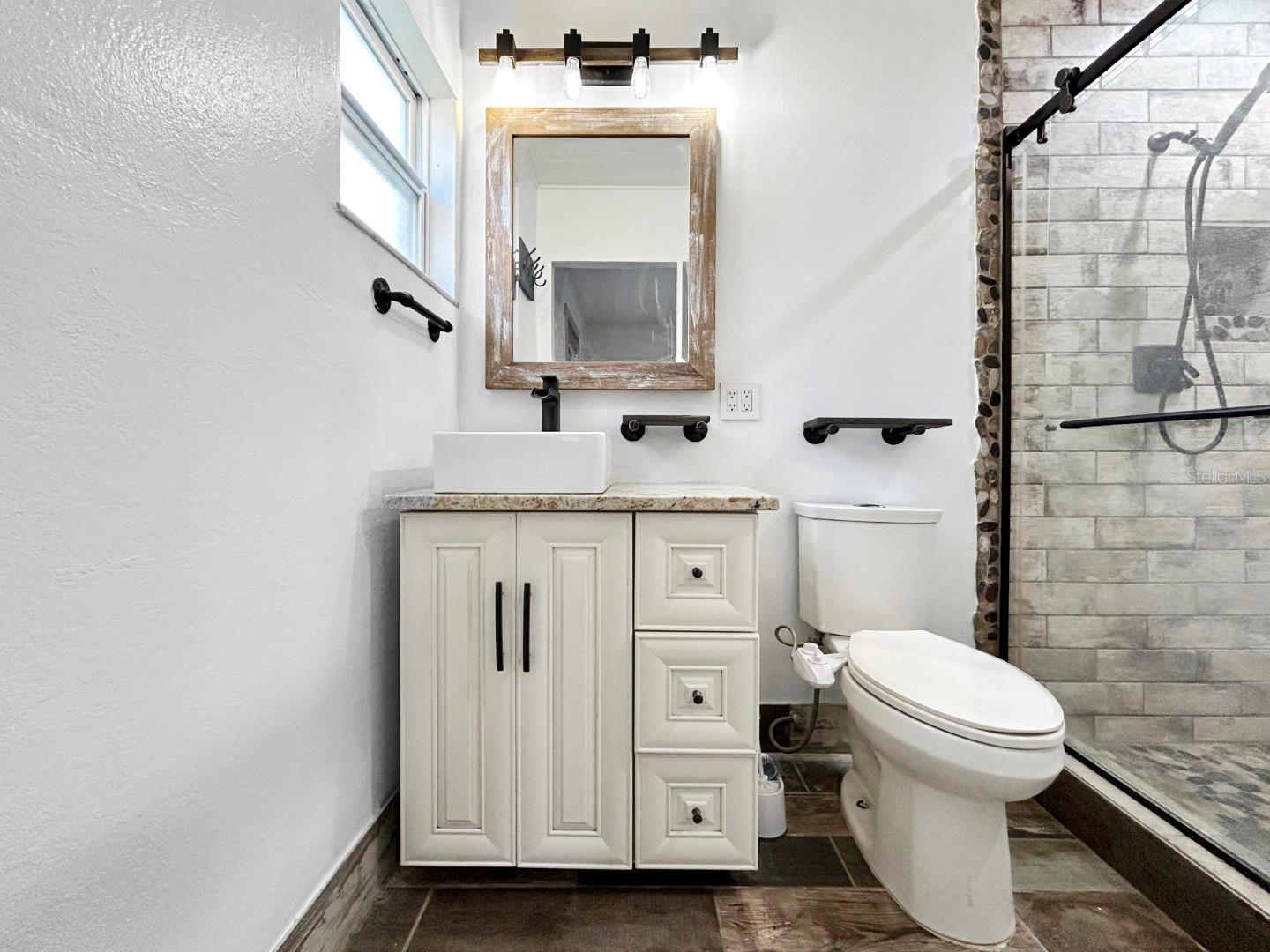 Image 10 of 40 For 7490 Locust Street Ne