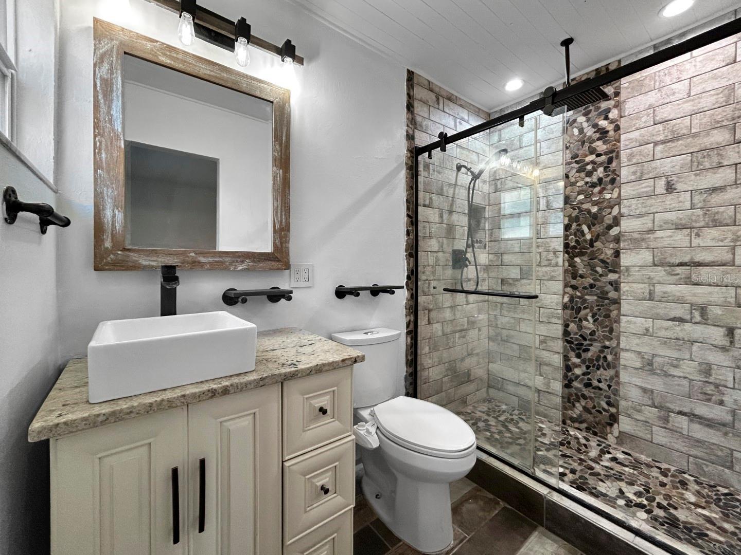 Image 11 of 40 For 7490 Locust Street Ne