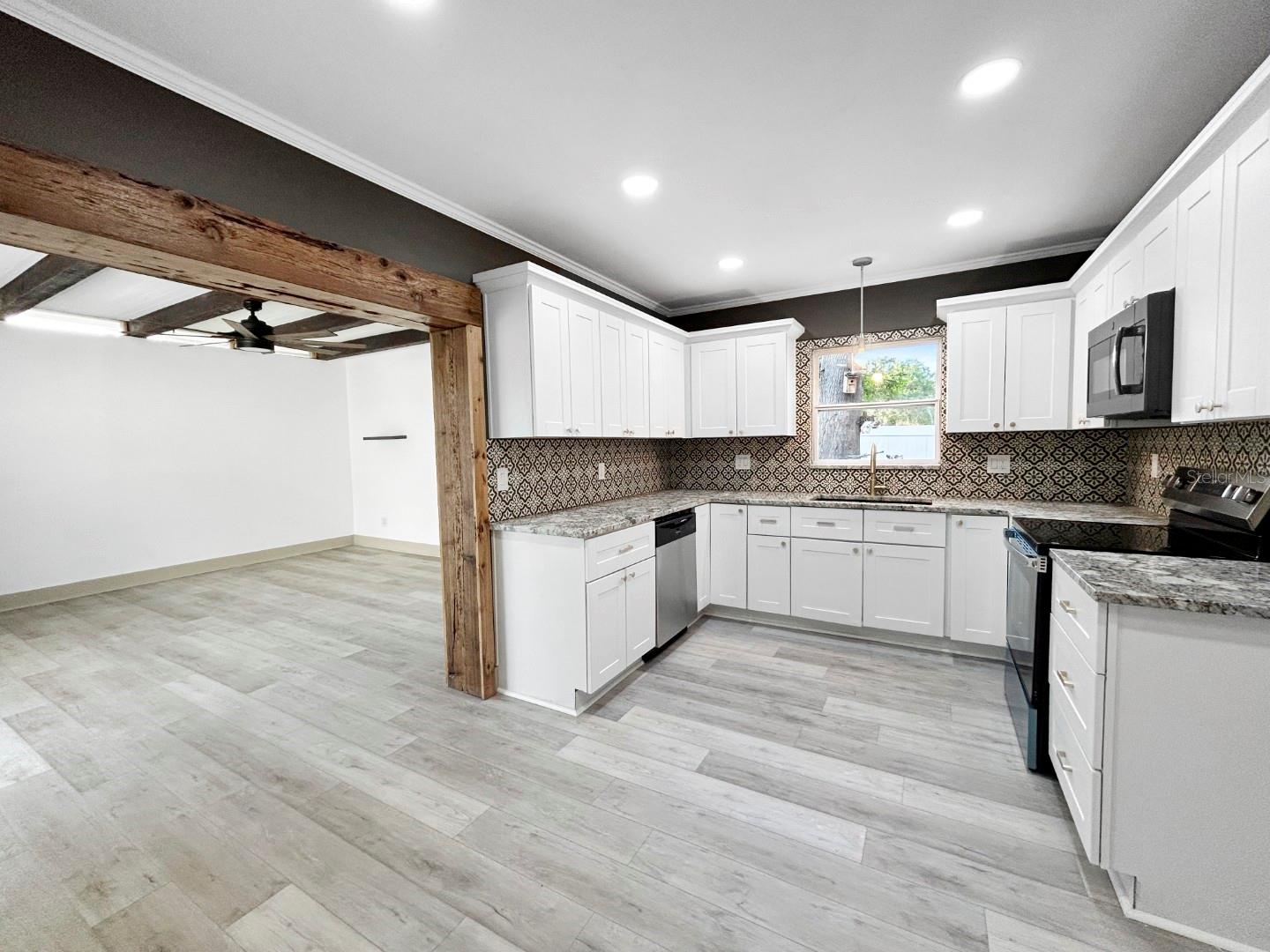 Image 21 of 40 For 7490 Locust Street Ne
