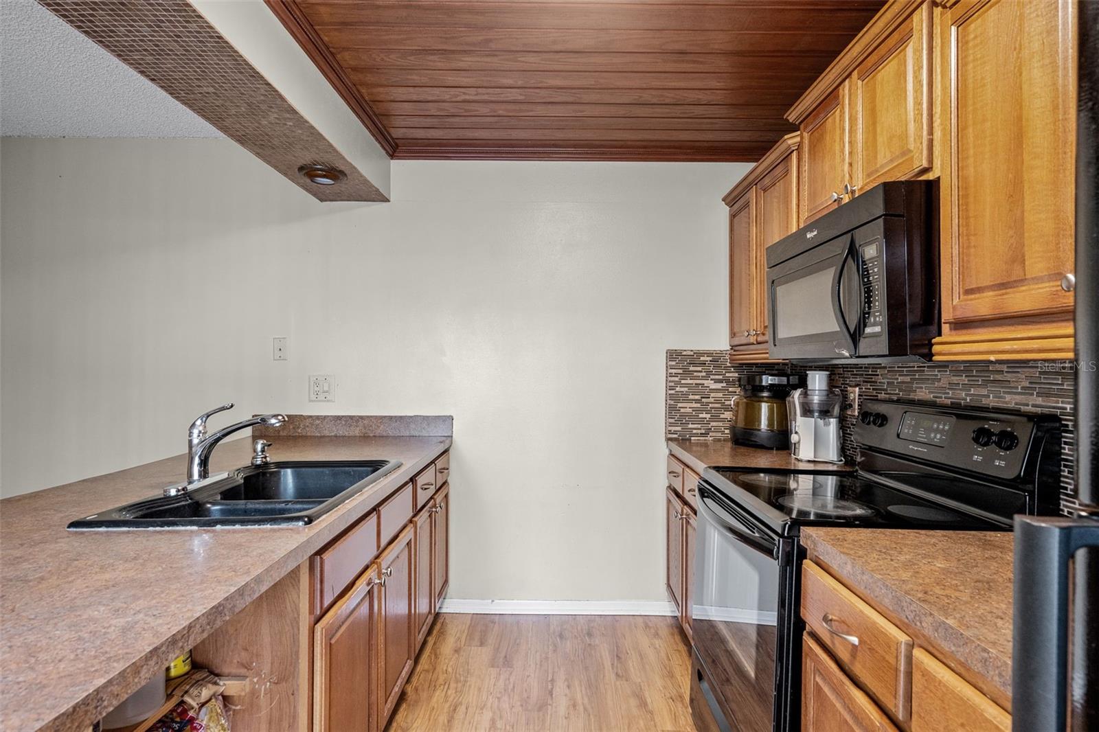 Image 11 of 41 For 917 Royal Oak Boulevard