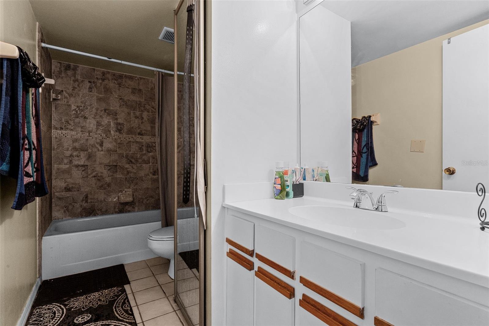 Image 13 of 41 For 917 Royal Oak Boulevard