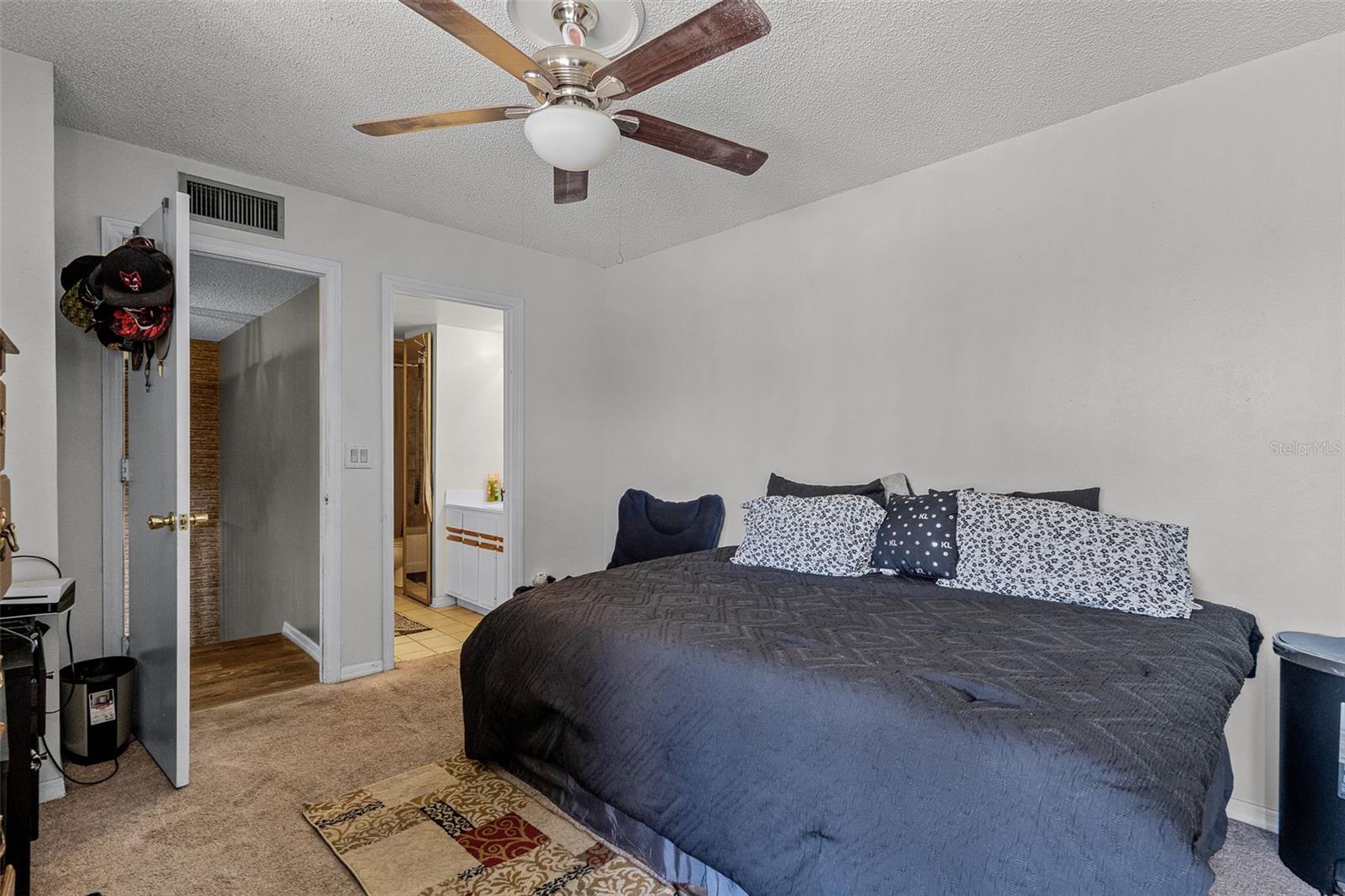 Image 17 of 41 For 917 Royal Oak Boulevard