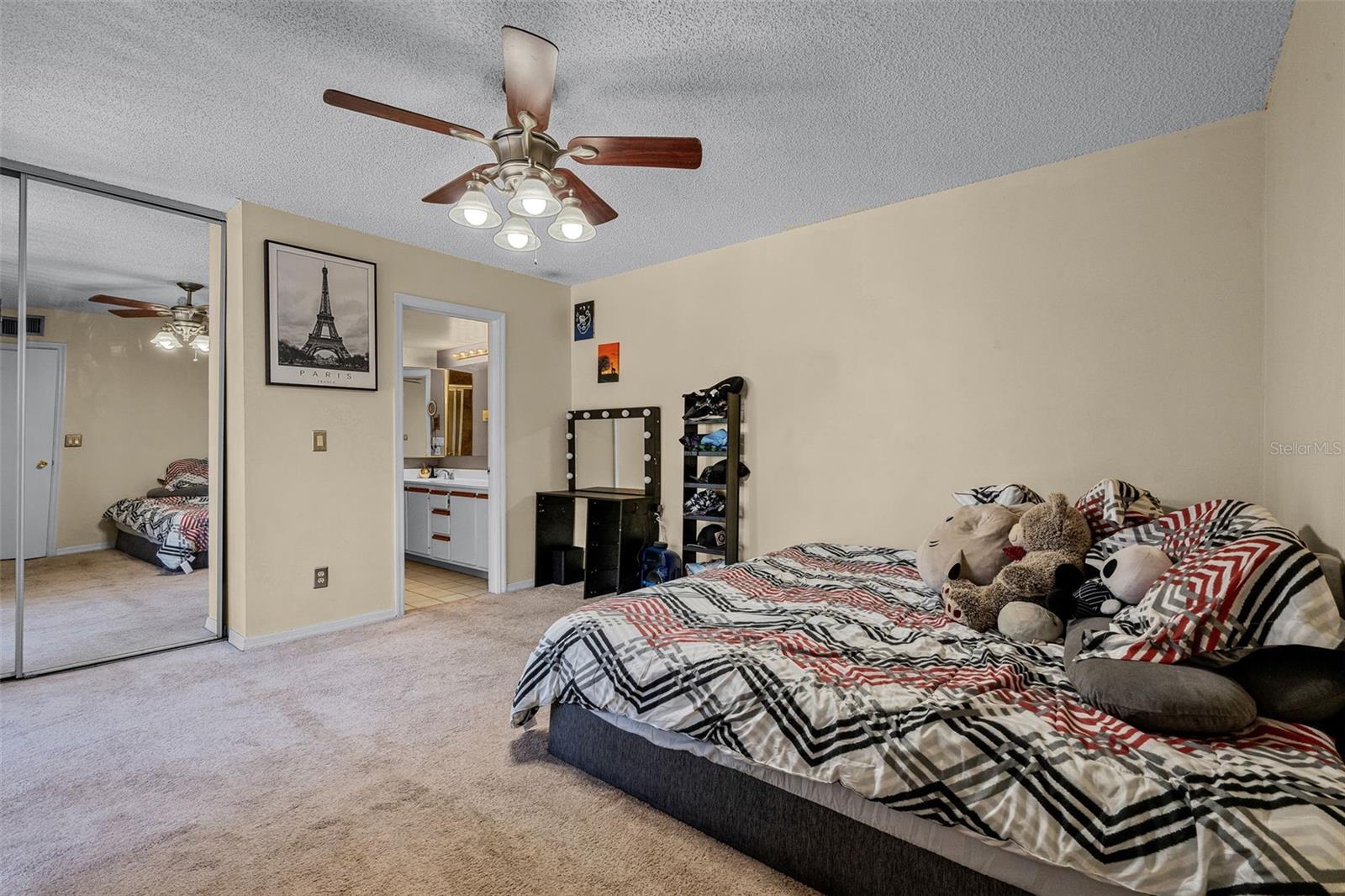 Image 19 of 41 For 917 Royal Oak Boulevard