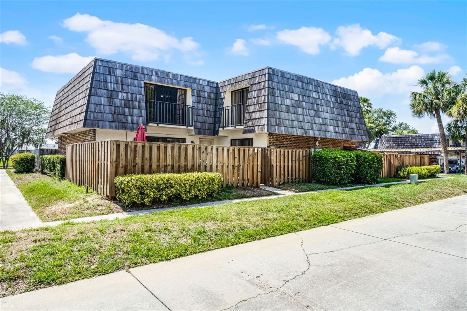 Image 2 of 41 For 917 Royal Oak Boulevard