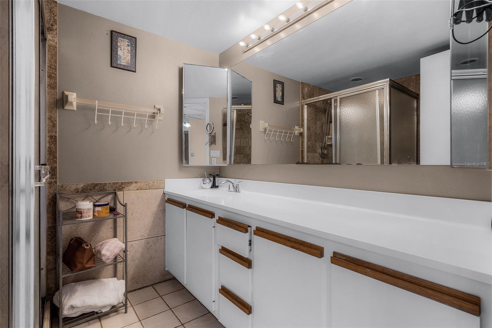 Image 21 of 41 For 917 Royal Oak Boulevard