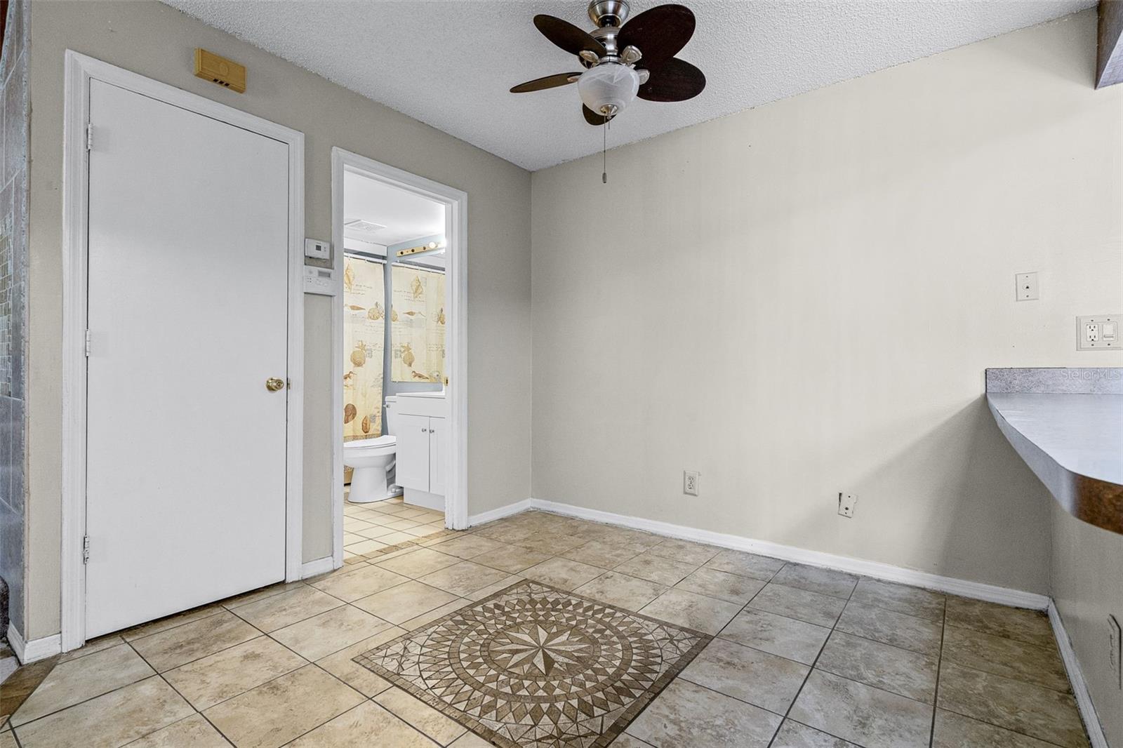 Image 23 of 41 For 917 Royal Oak Boulevard
