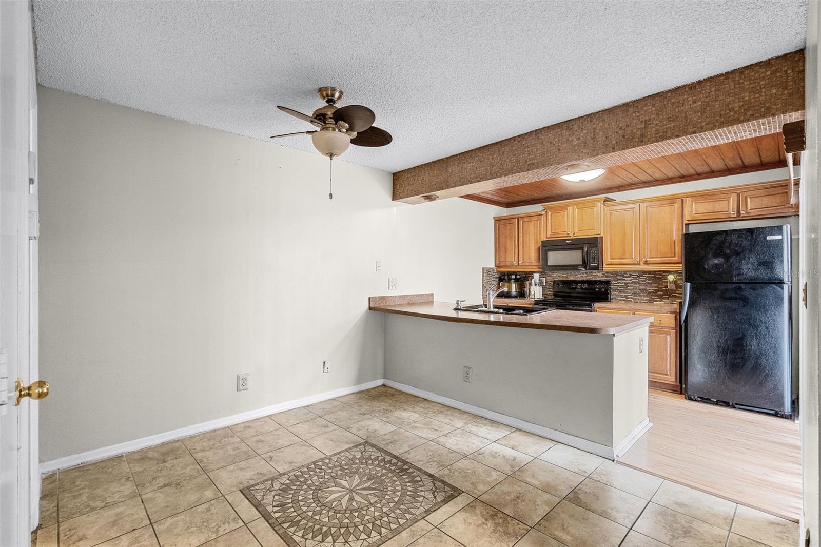 Image 8 of 41 For 917 Royal Oak Boulevard