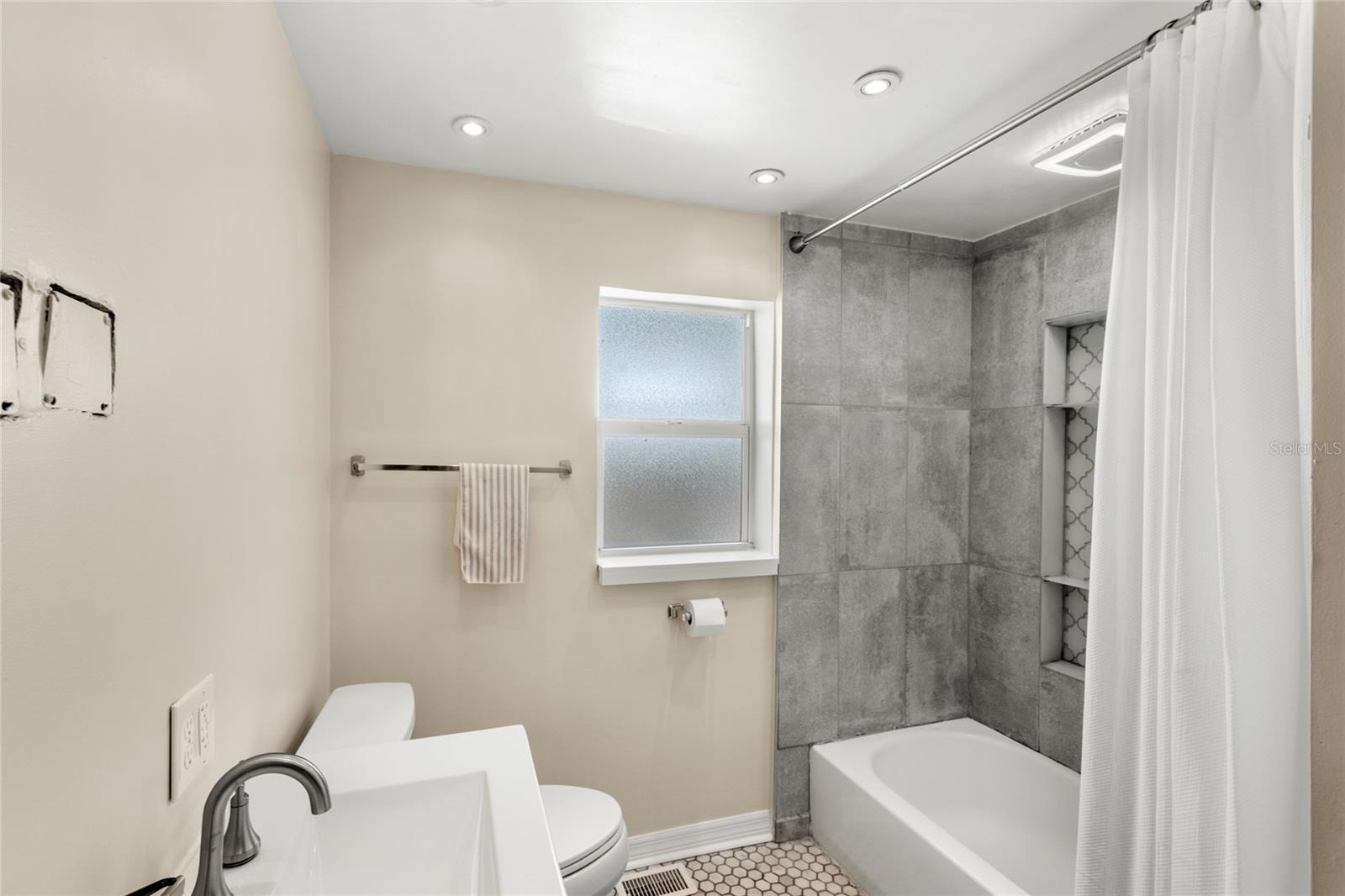 Image 15 of 32 For 141 Lawsona Boulevard