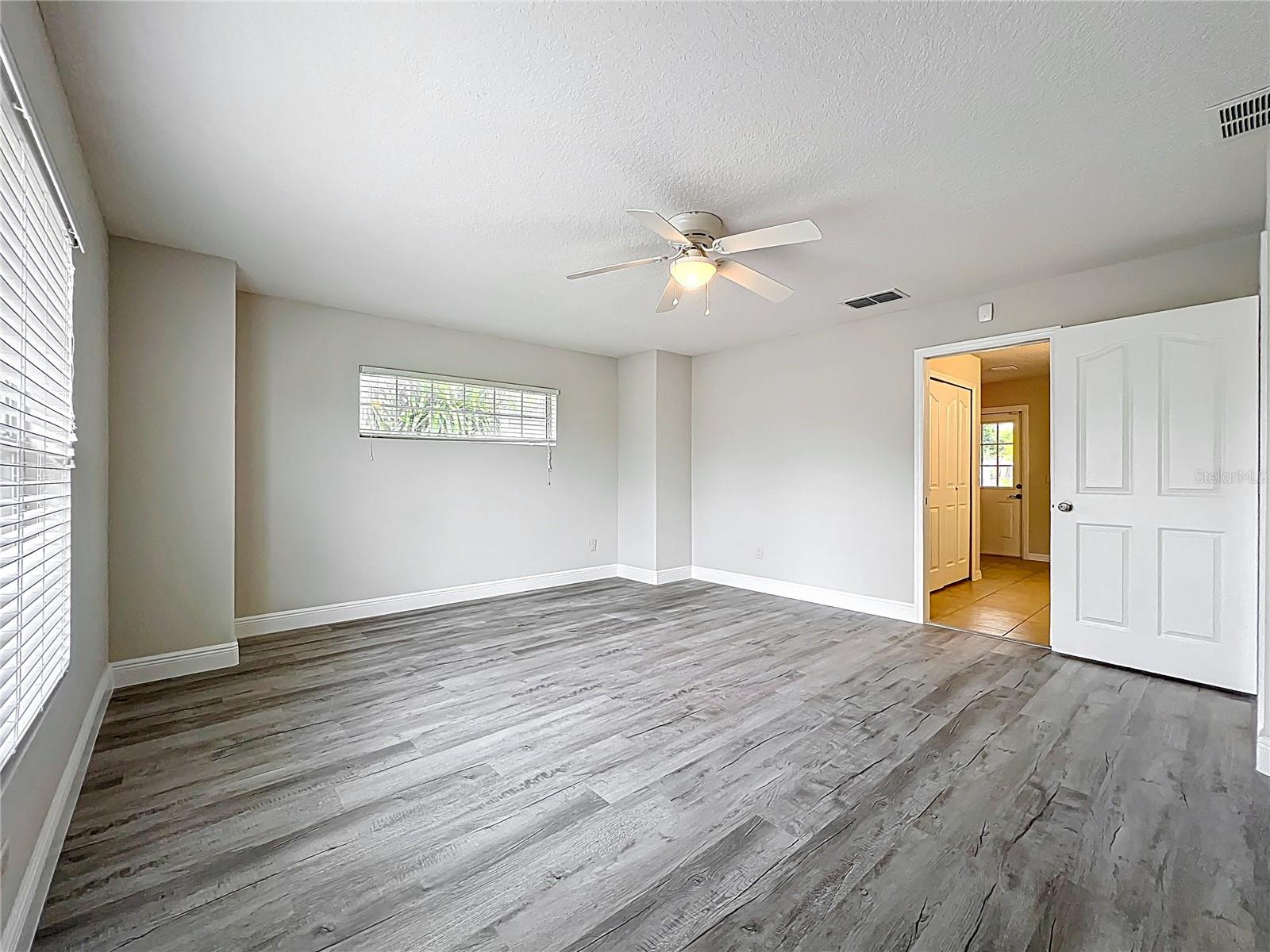Image 10 of 30 For 404 Wilshire Drive