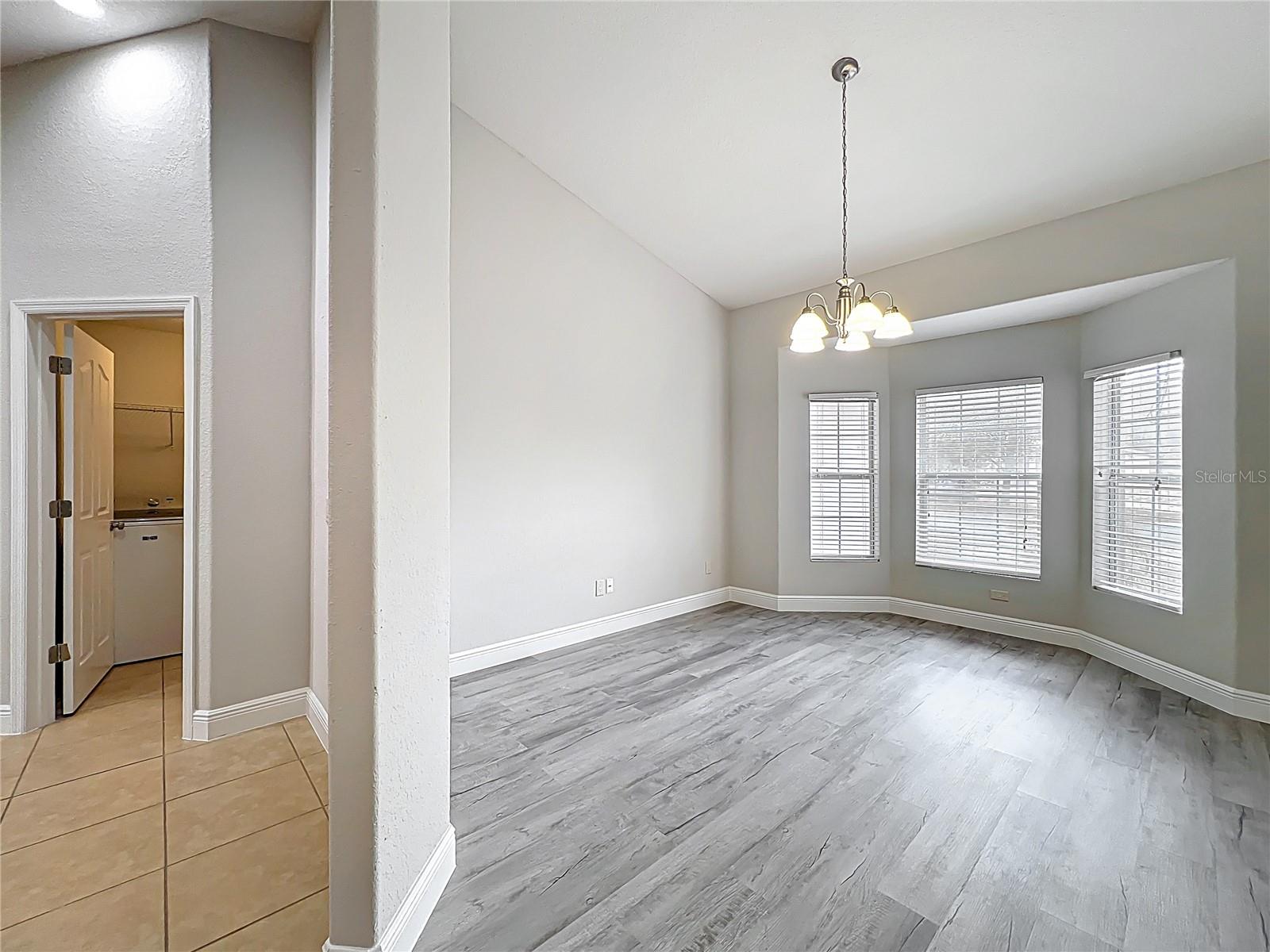 Image 4 of 30 For 404 Wilshire Drive