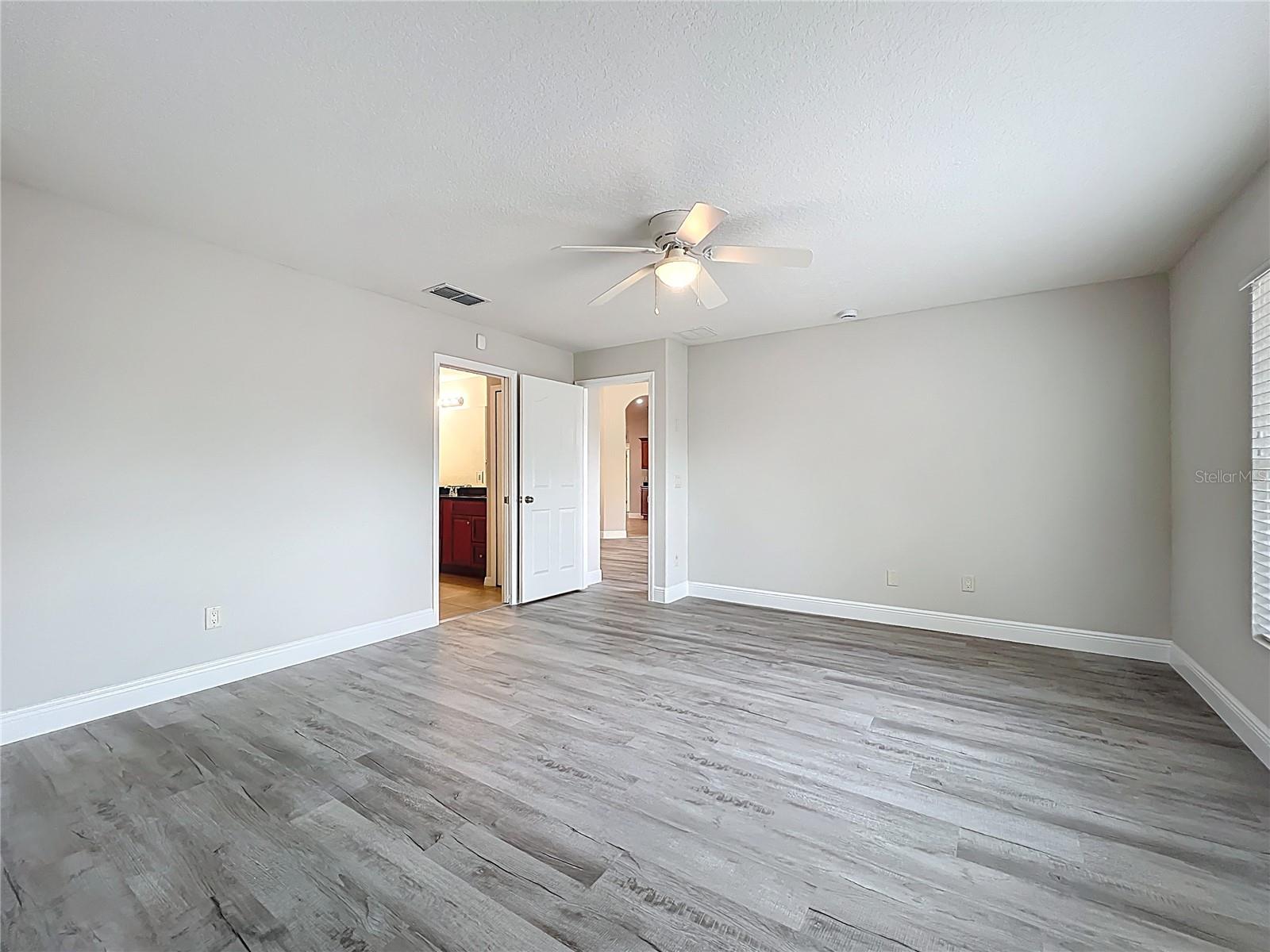 Image 9 of 30 For 404 Wilshire Drive