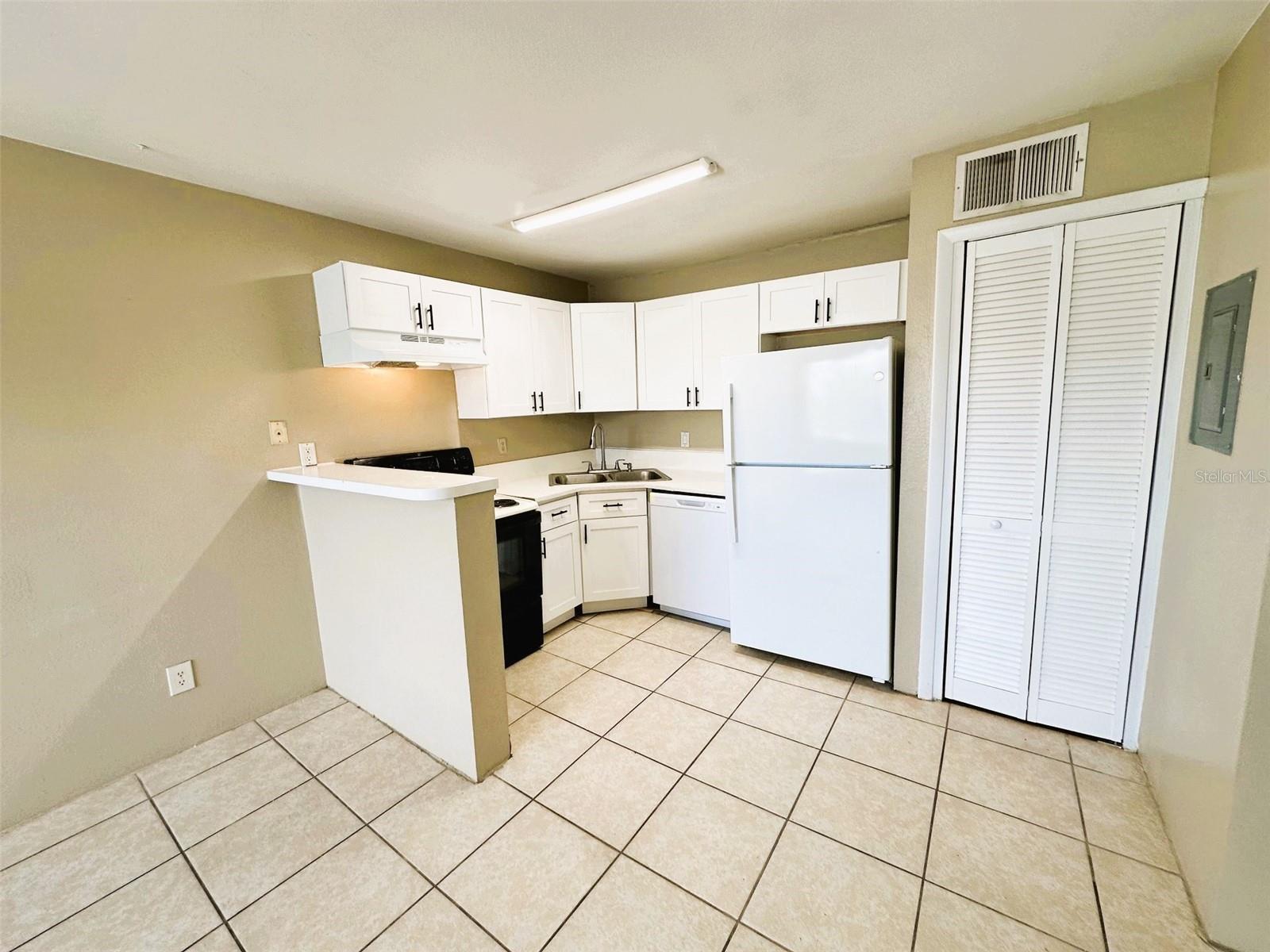 Image 9 of 16 For 4760 Walden Circle 5-31