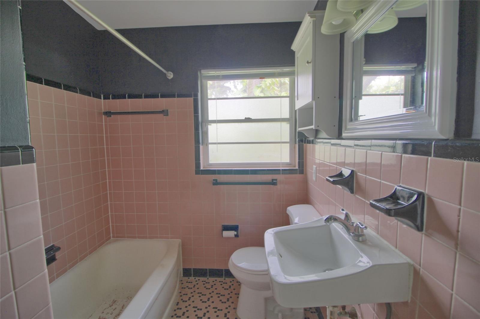 Image 10 of 14 For 501 Hampton Avenue