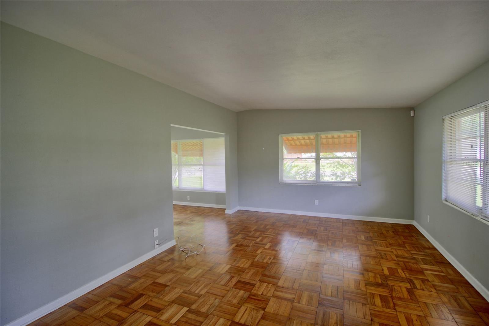 Image 6 of 14 For 501 Hampton Avenue