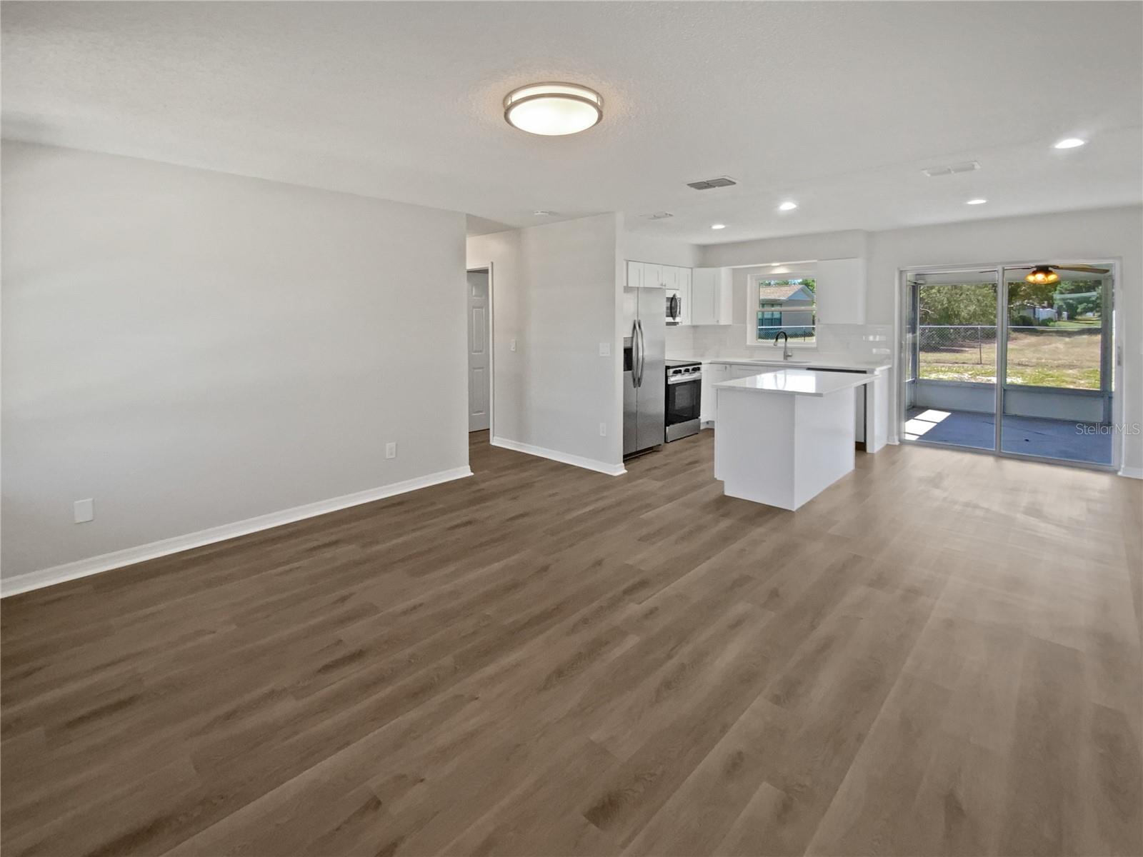 Listing photo id 8 for 38832 Henry Drive