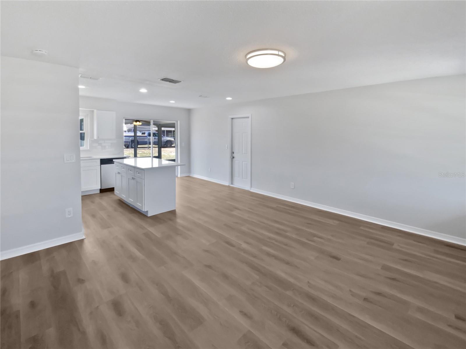 Listing photo id 10 for 38832 Henry Drive