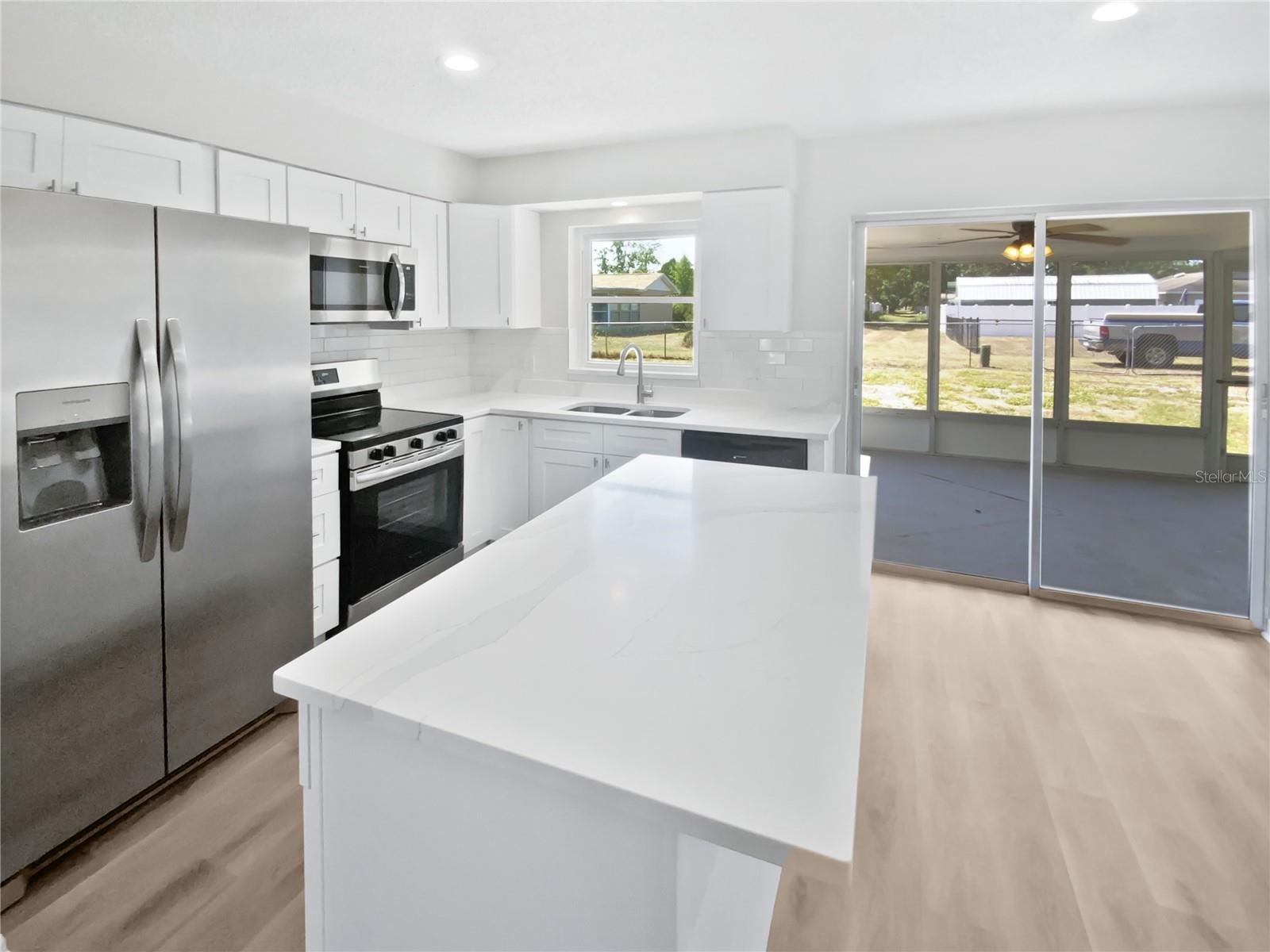 Listing photo id 12 for 38832 Henry Drive