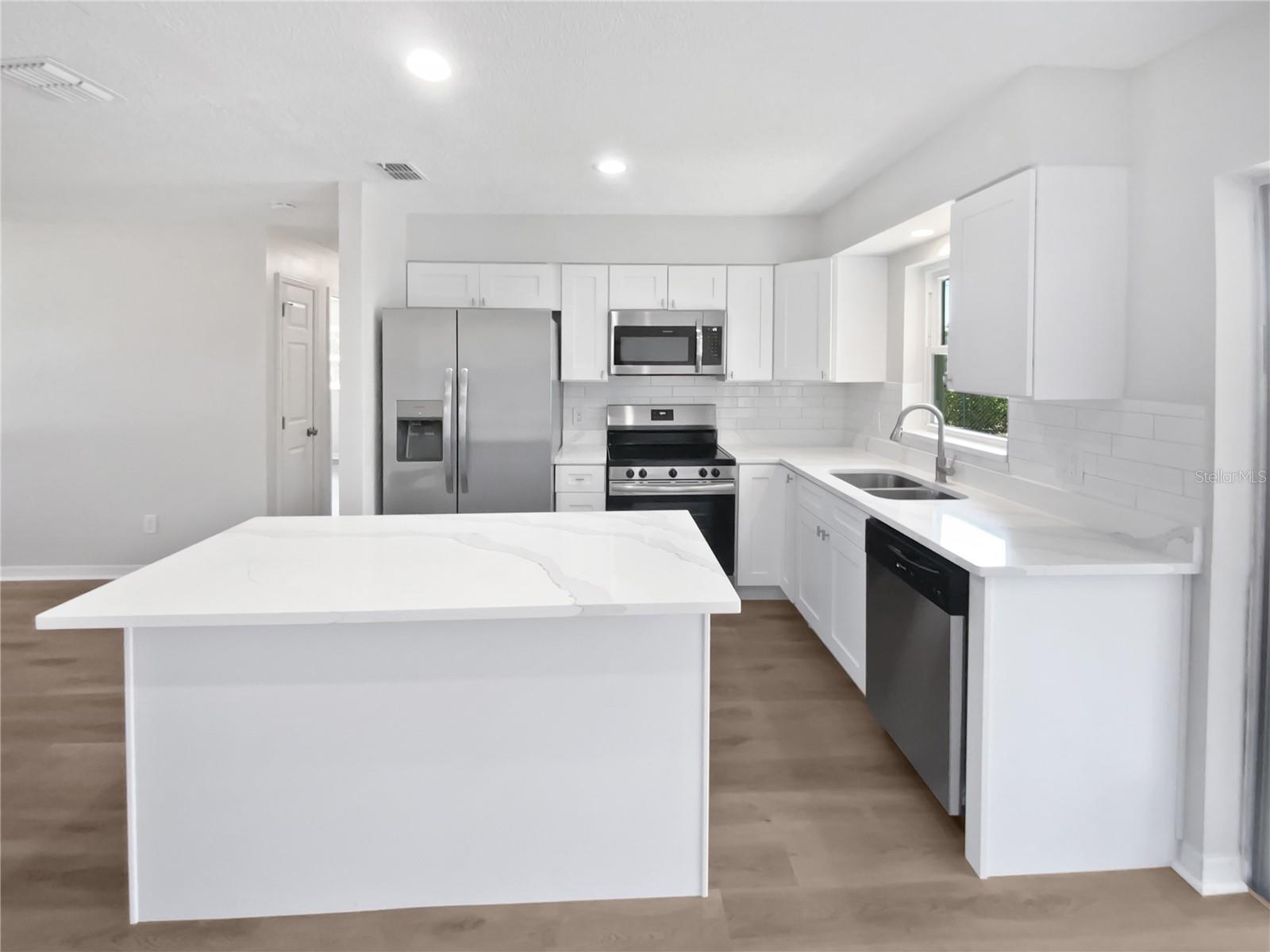 Listing photo id 13 for 38832 Henry Drive